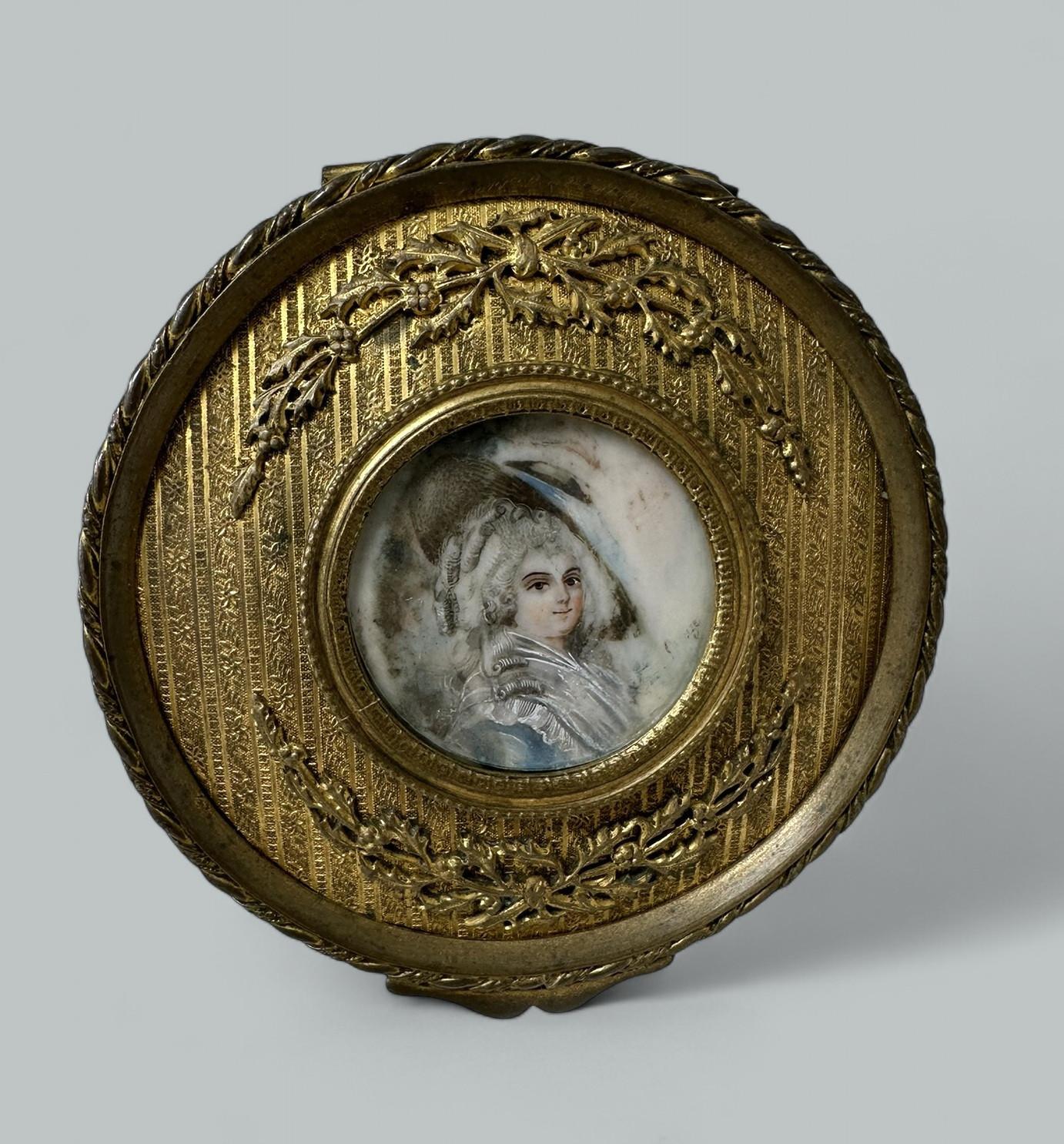 Antique French Ormolu Schatulle Schmuckkasten Sèvres Urne Vase Religiöse Rosenkranz Perlen im Angebot 1