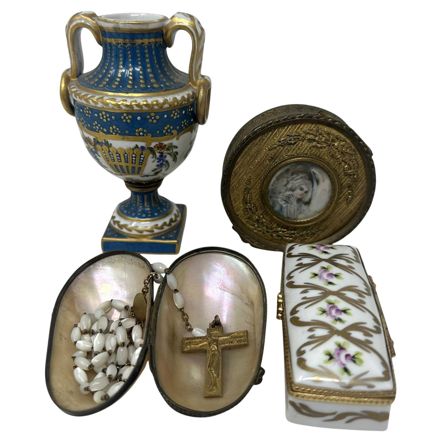 Antique French Ormolu Schatulle Schmuckkasten Sèvres Urne Vase Religiöse Rosenkranz Perlen im Angebot
