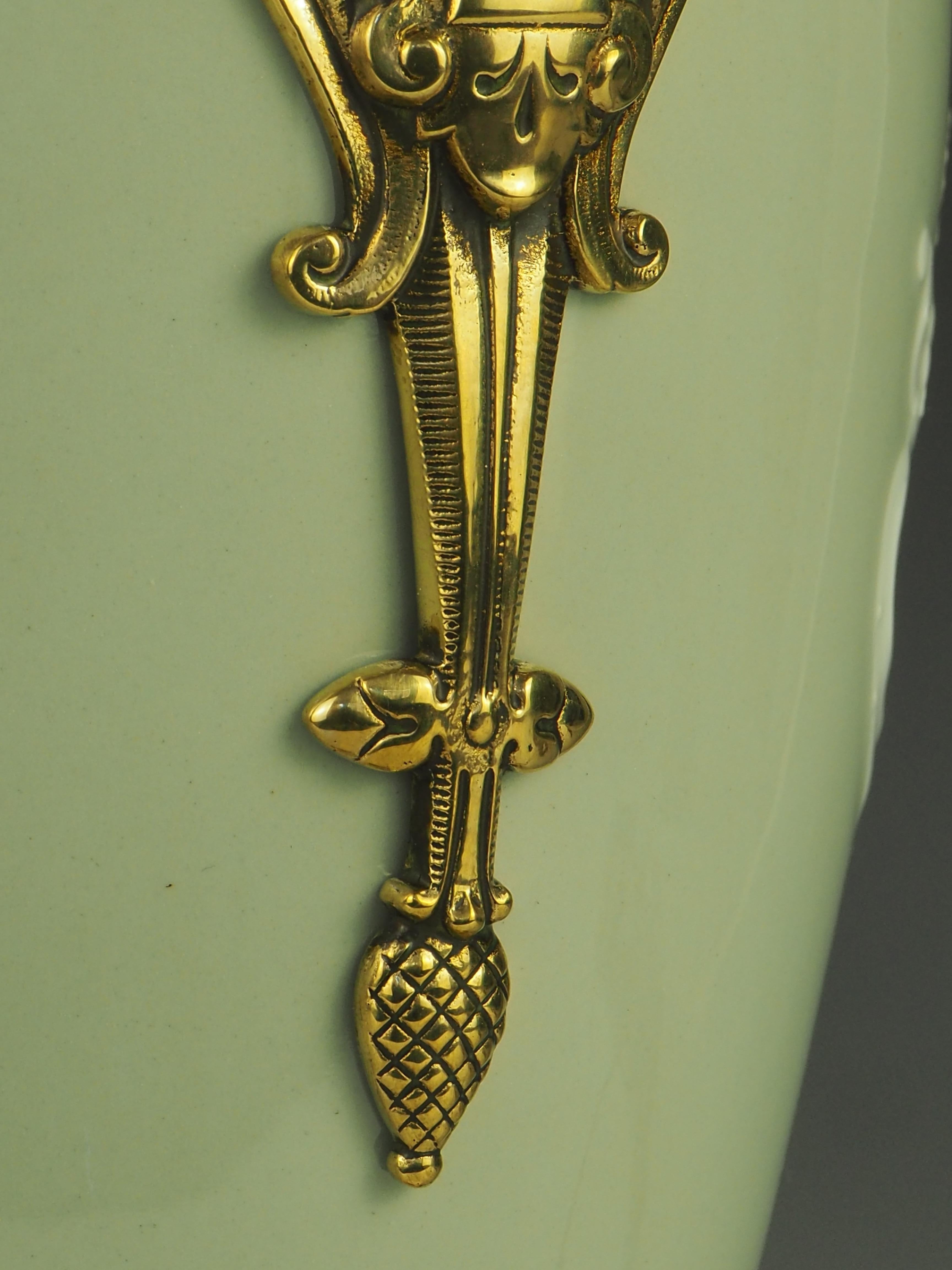 Lampe de table française ancienne en porcelaine céladon et pâte-sur-pâte en vente 3