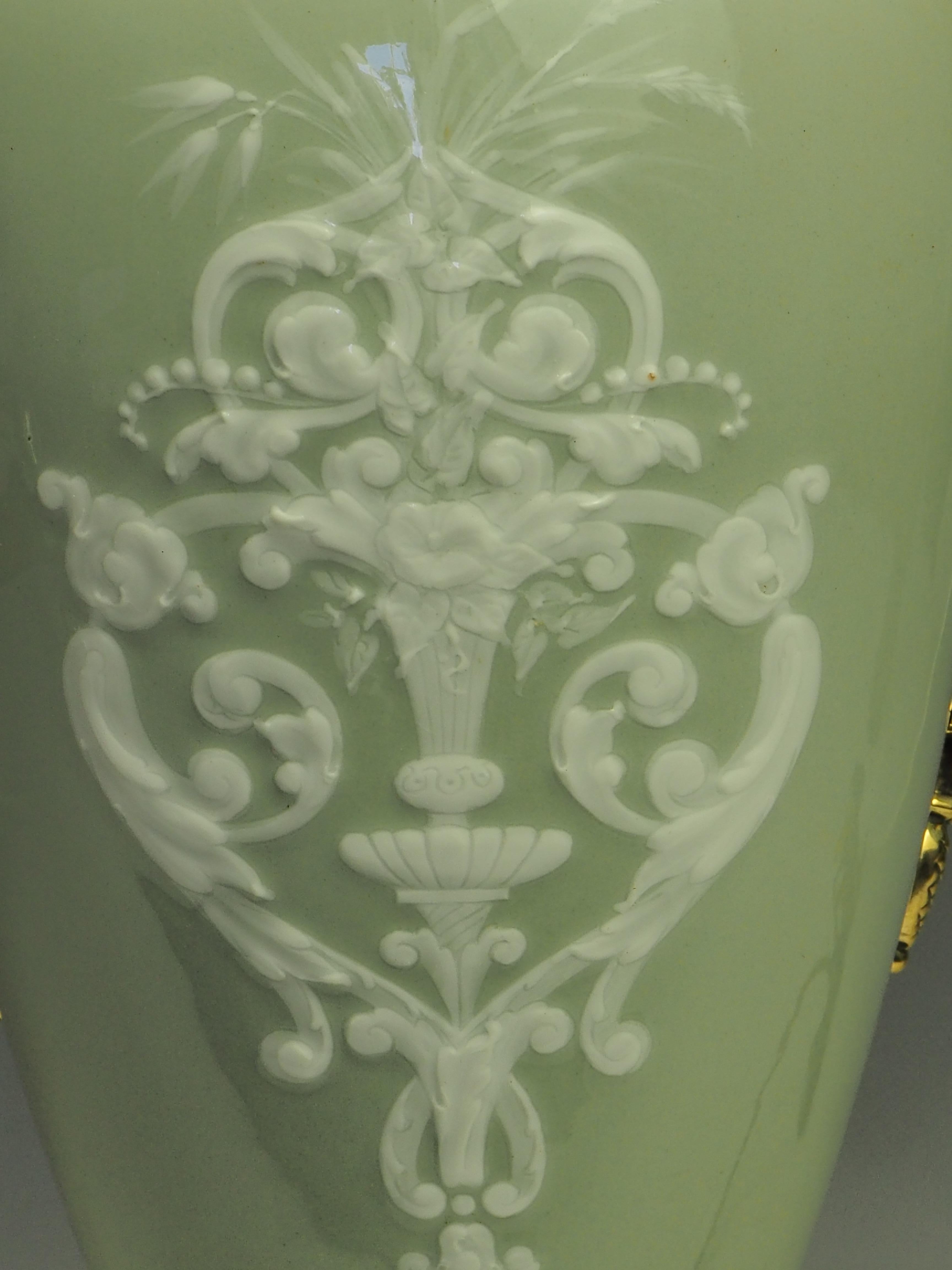 Lampe de table française ancienne en porcelaine céladon et pâte-sur-pâte en vente 5