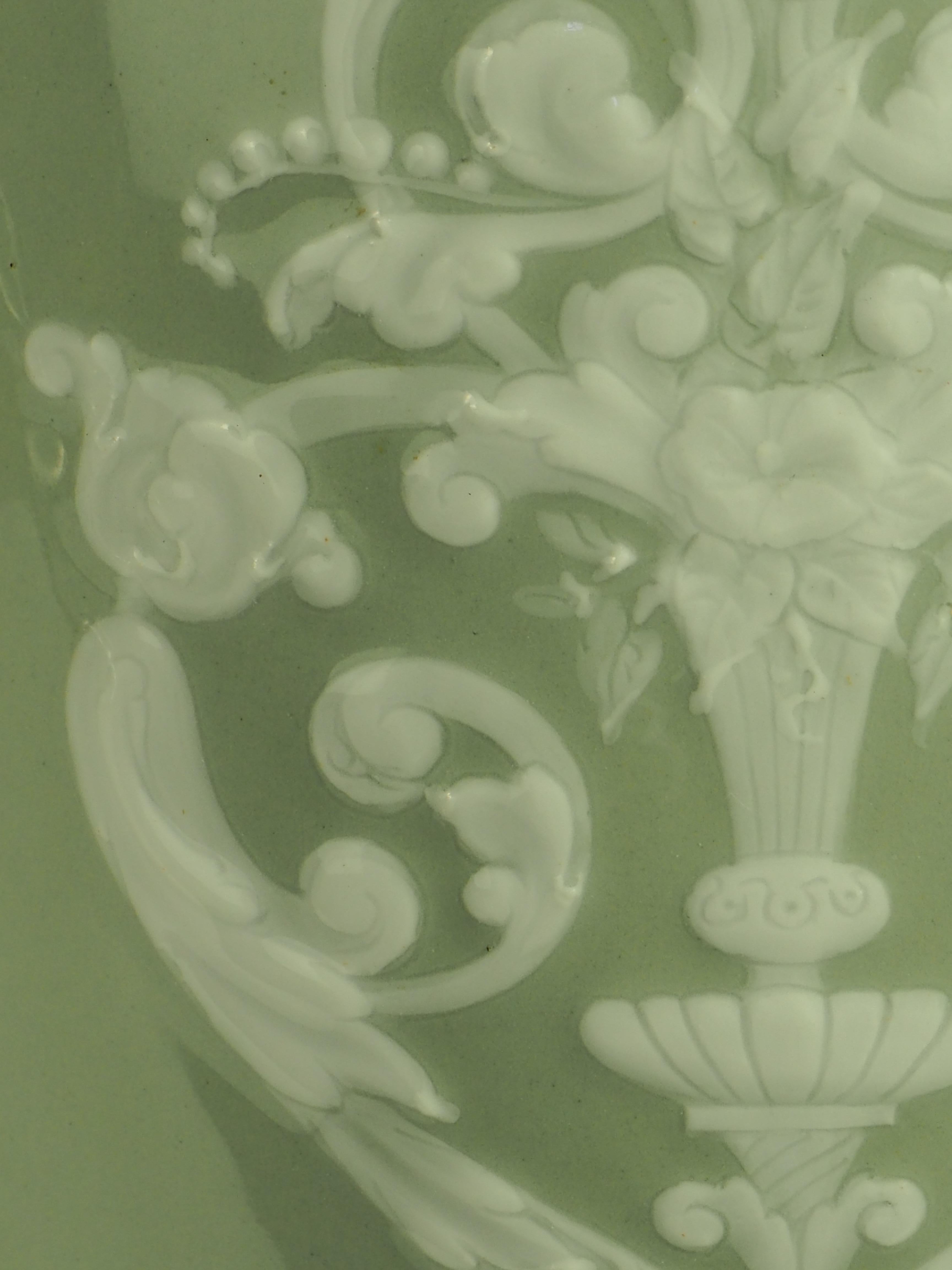 Lampe de table française ancienne en porcelaine céladon et pâte-sur-pâte en vente 6
