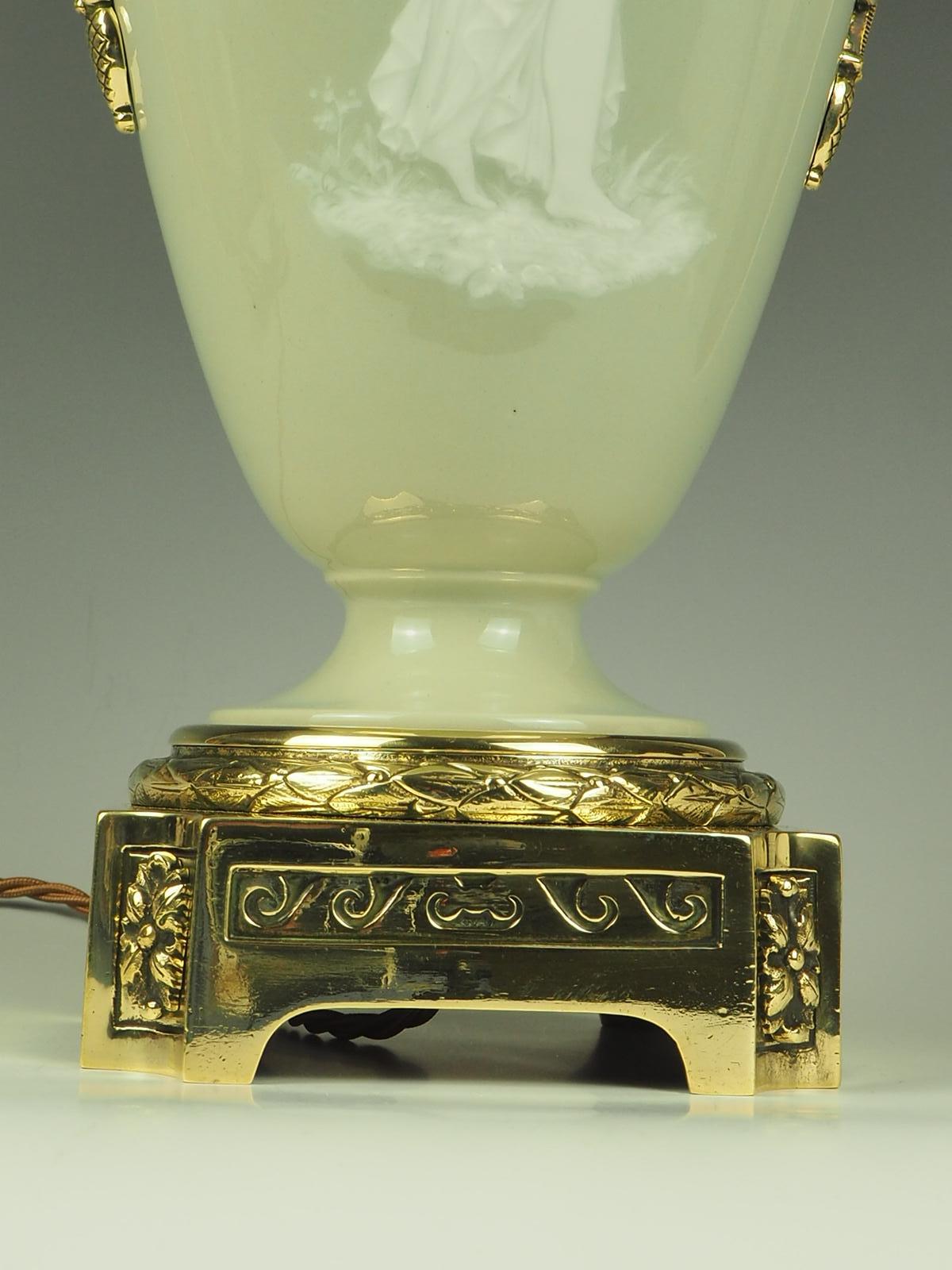 Lampe de table française ancienne en porcelaine céladon et pâte-sur-pâte en vente 7
