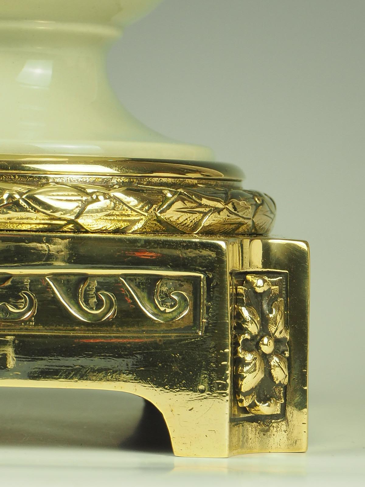 Lampe de table française ancienne en porcelaine céladon et pâte-sur-pâte en vente 9