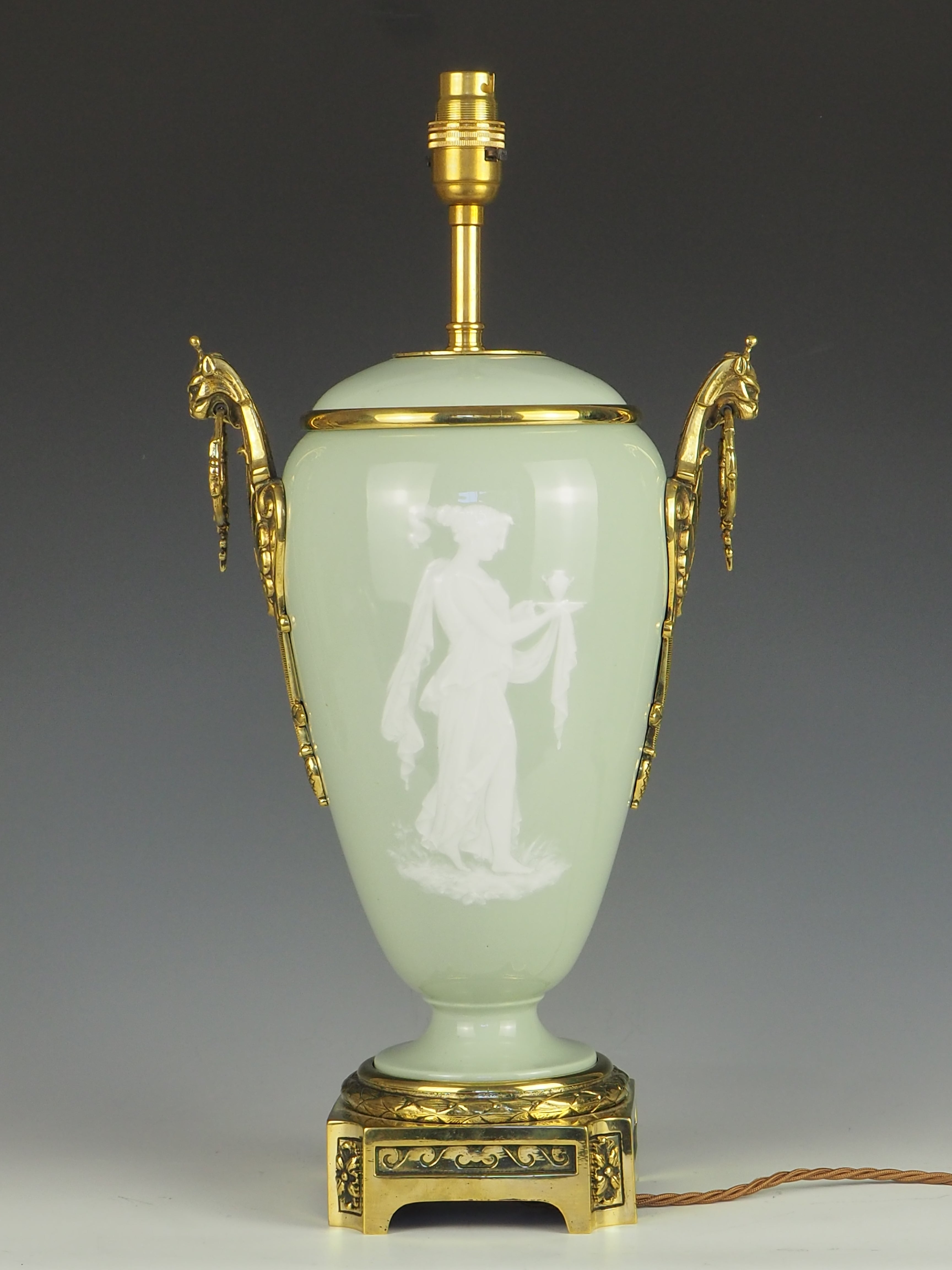 Die antike französische Ormolu-Celadon-Porzellan- und Pate-Sur-Pate-Tischlampe strahlt mit ihrem exquisiten Design Eleganz und Raffinesse aus.

Das glasierte Seladon-Porzellan wird durch die aufwändigen Verzierungen aus vergoldeter Bronze wunderbar