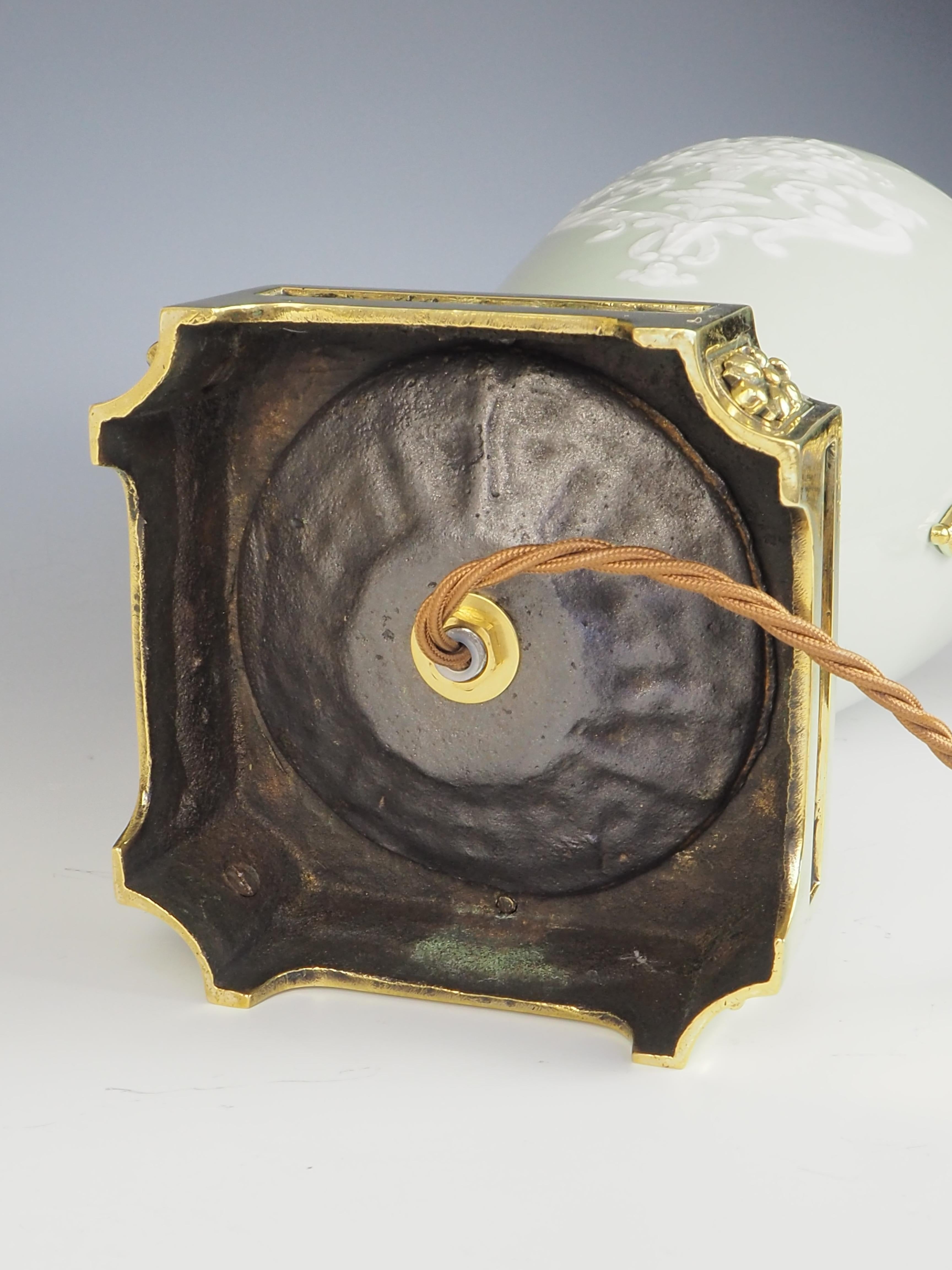 Lampe de table française ancienne en porcelaine céladon et pâte-sur-pâte en vente 13
