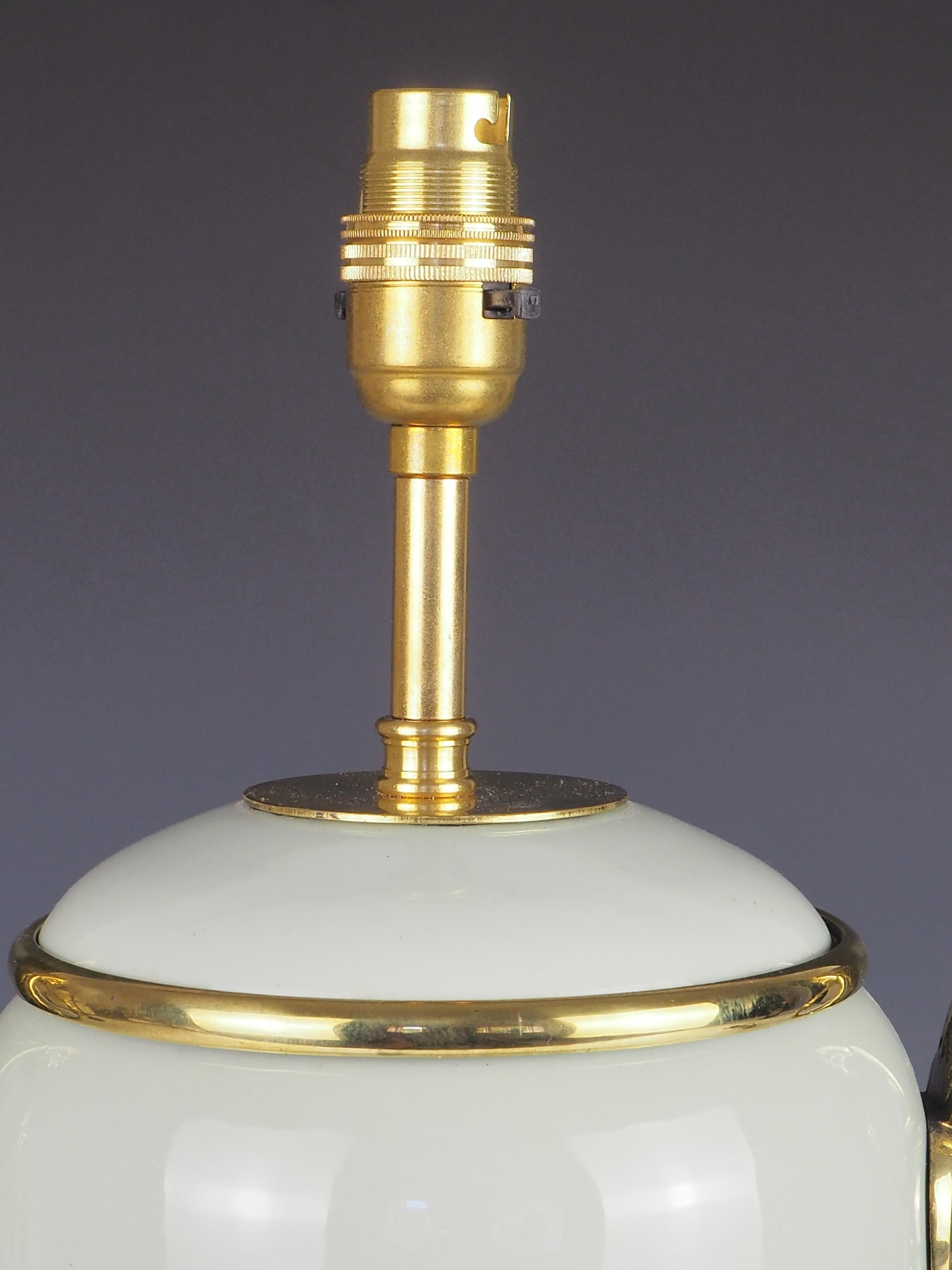 Céladon Lampe de table française ancienne en porcelaine céladon et pâte-sur-pâte en vente