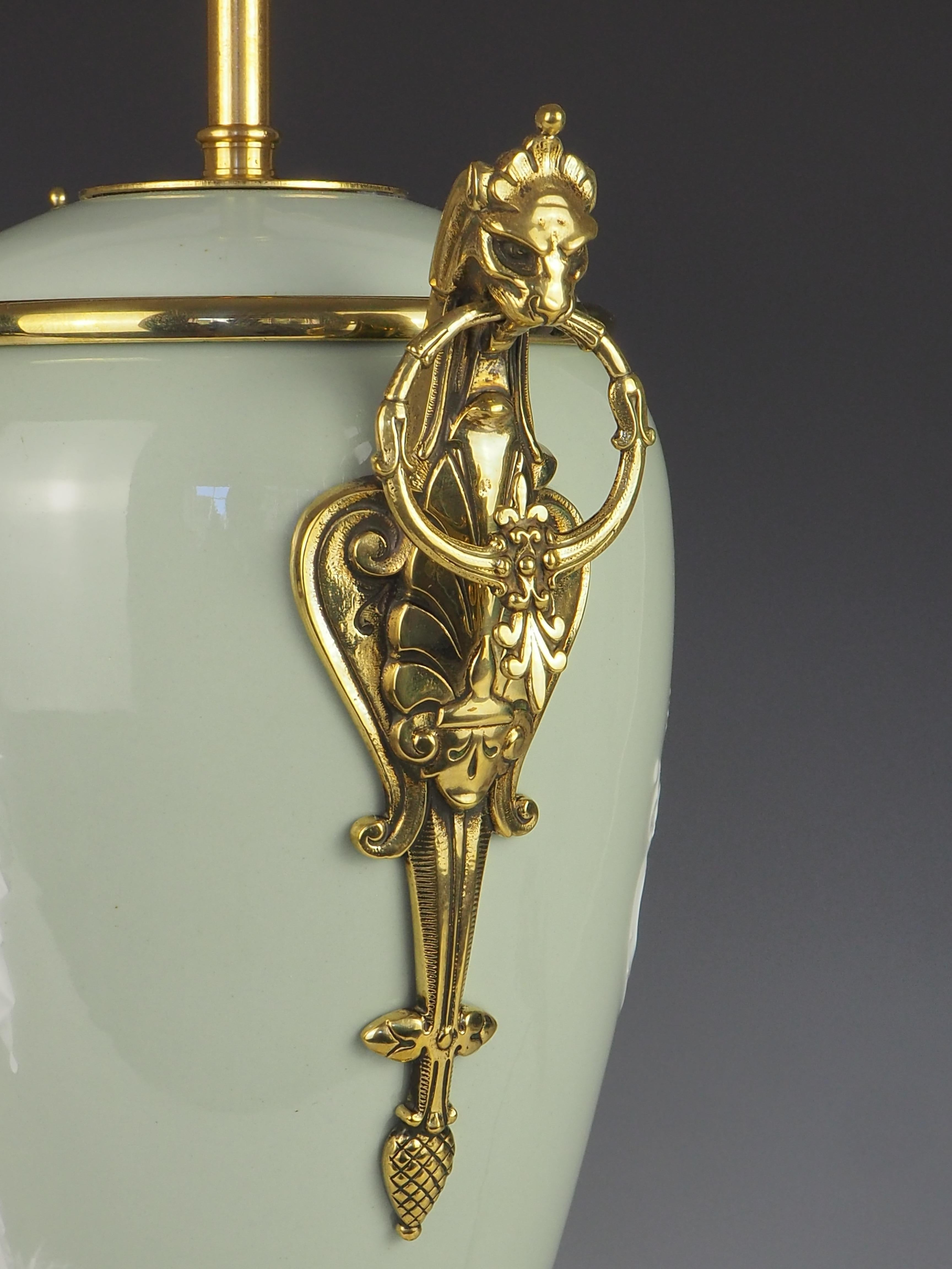 Lampe de table française ancienne en porcelaine céladon et pâte-sur-pâte en vente 1