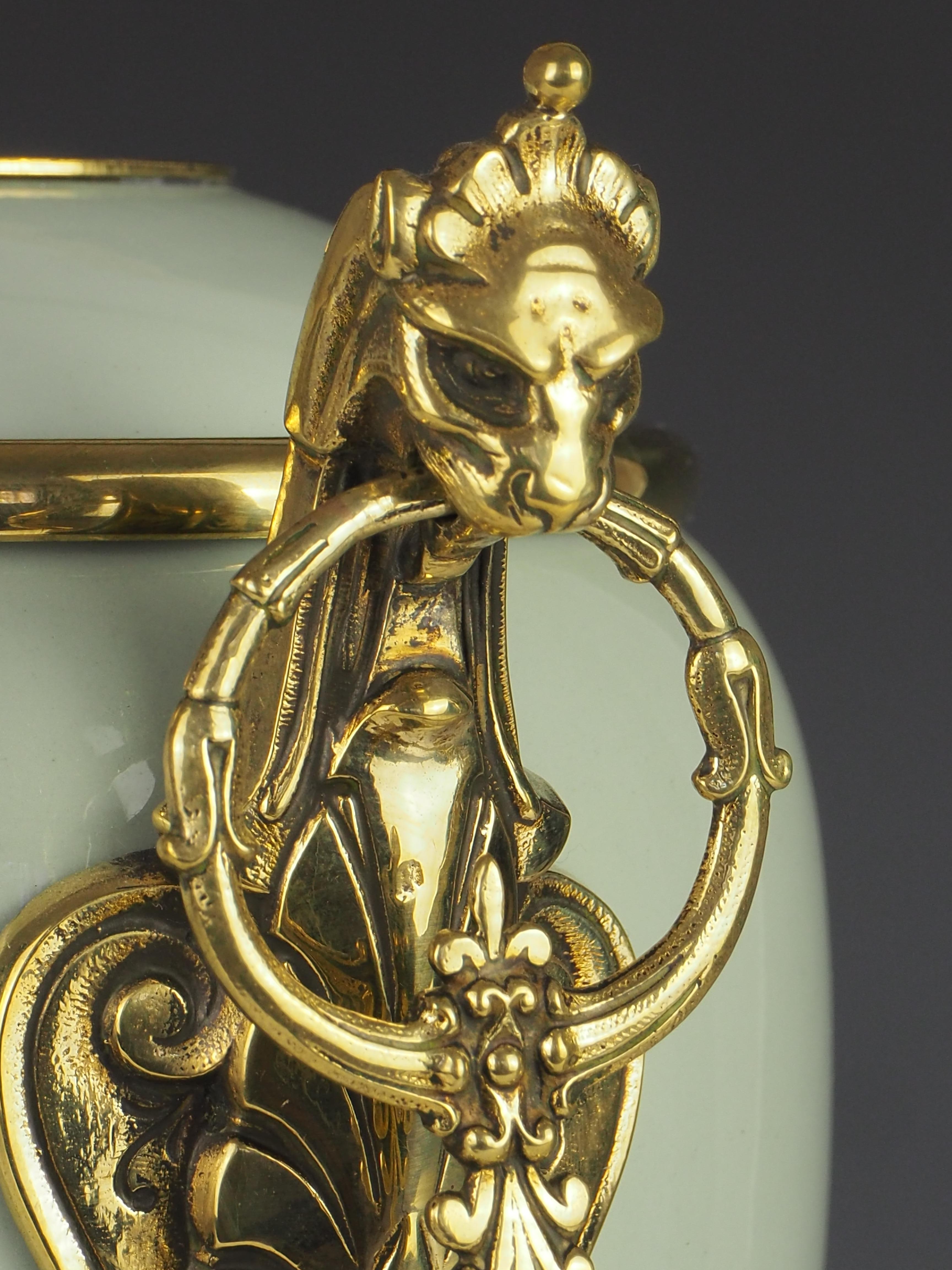 Lampe de table française ancienne en porcelaine céladon et pâte-sur-pâte en vente 2