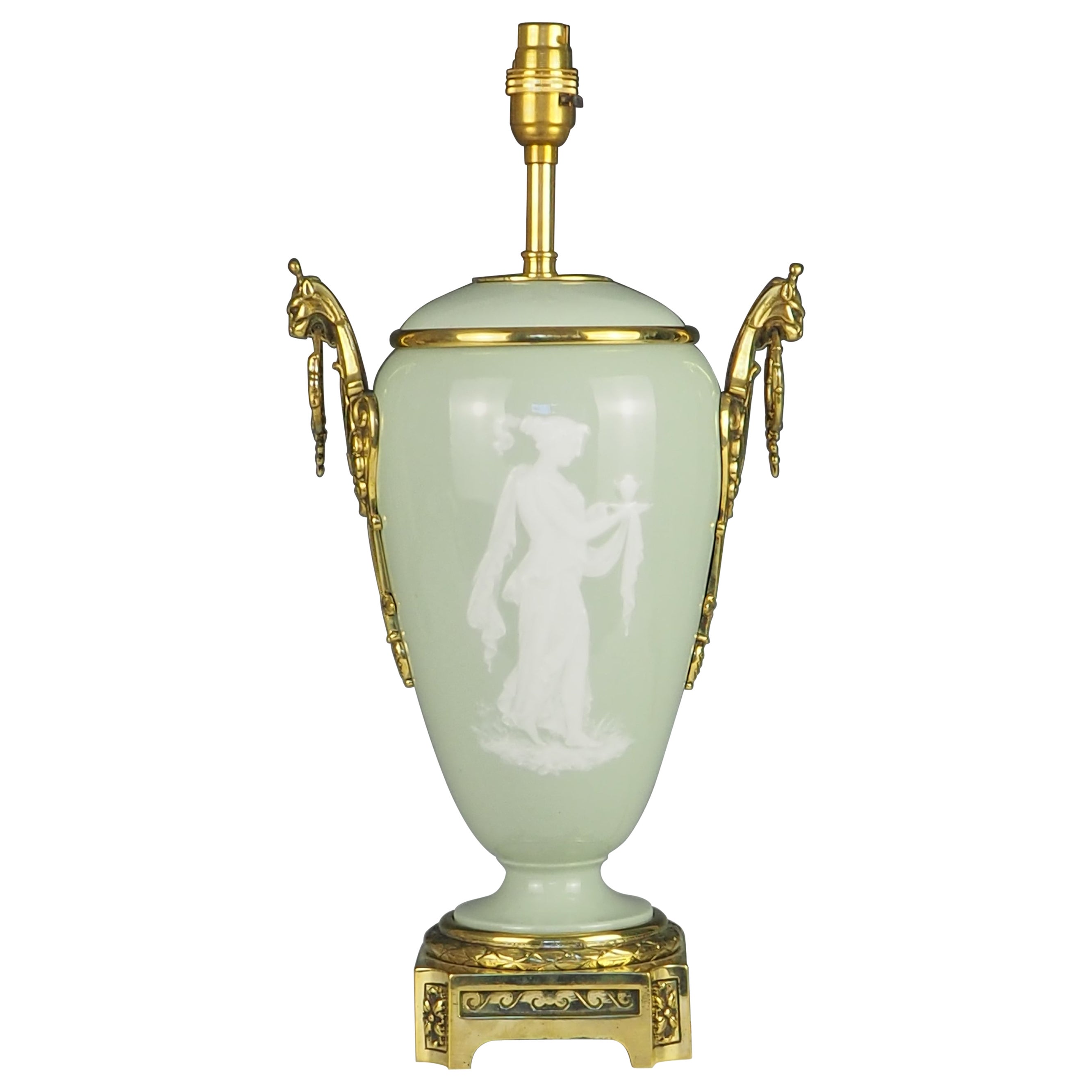 Antique French Ormolu Celadon Porcellana e Pate-Sur-Pate Lampada da tavolo in vendita