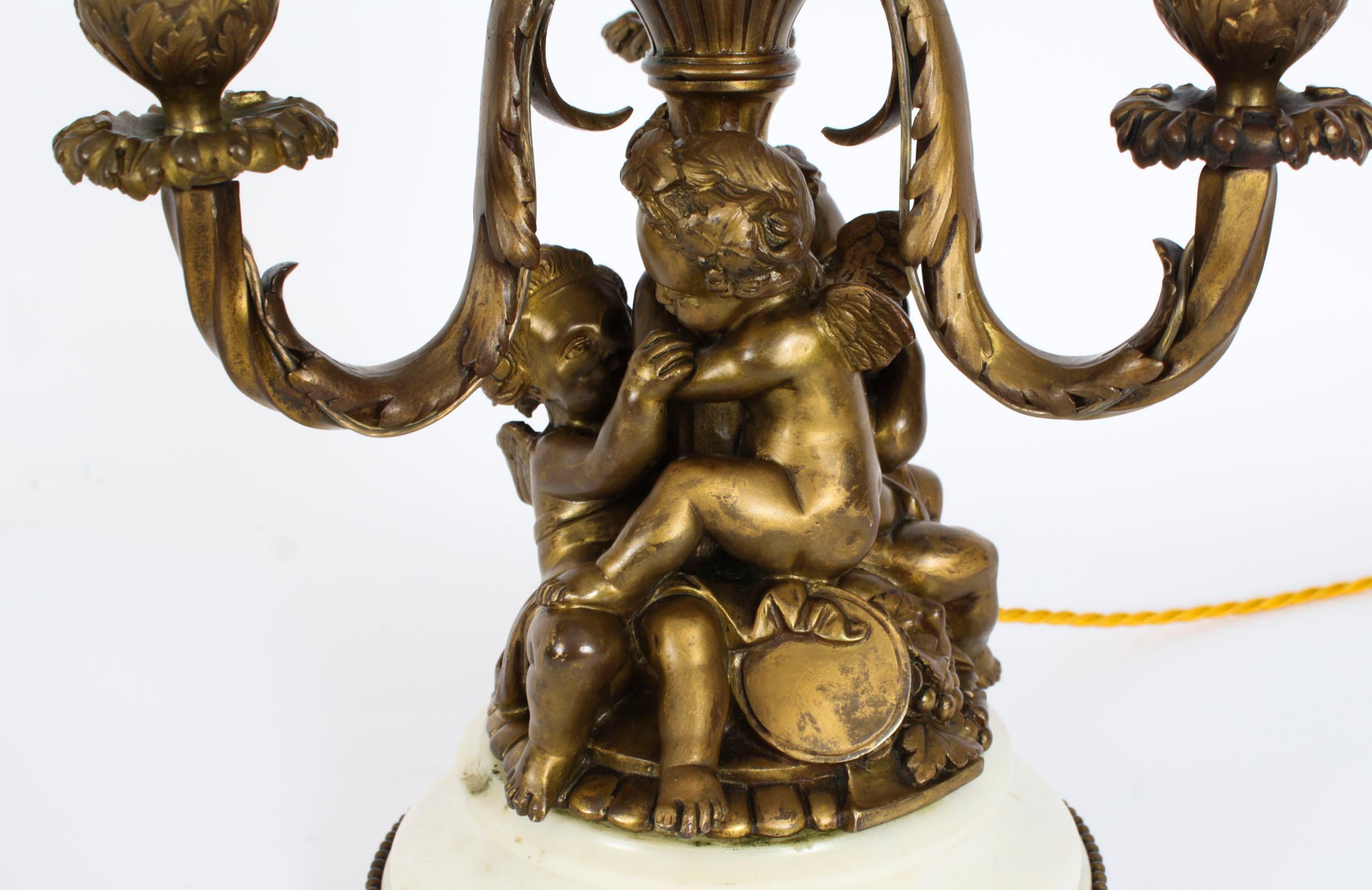 Bronze doré Antique Lampe de table à chérubin en bronze doré Louis Revival Circa 1870 en vente