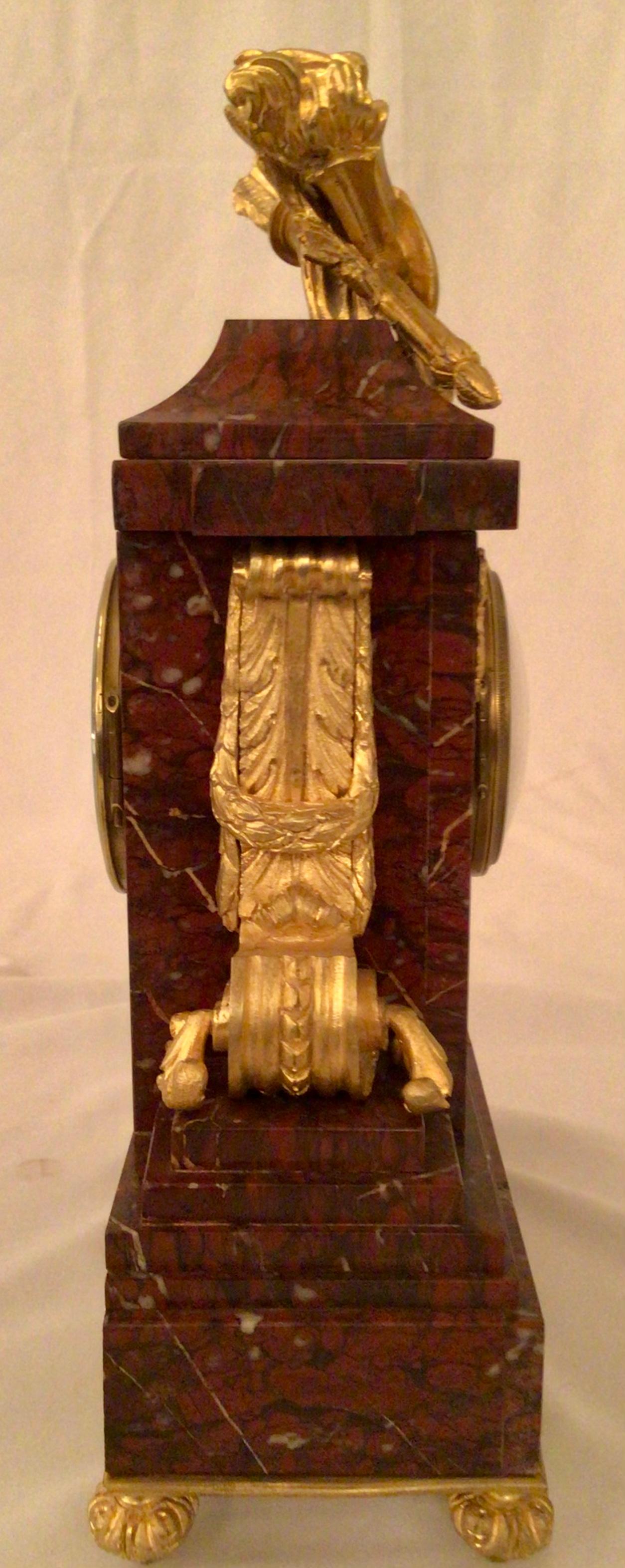 Antike französische Goldbronze-Uhr und Kerzenständer mit Rouge-Marmor, ca. 1880er Jahre (Louis XVI.) im Angebot