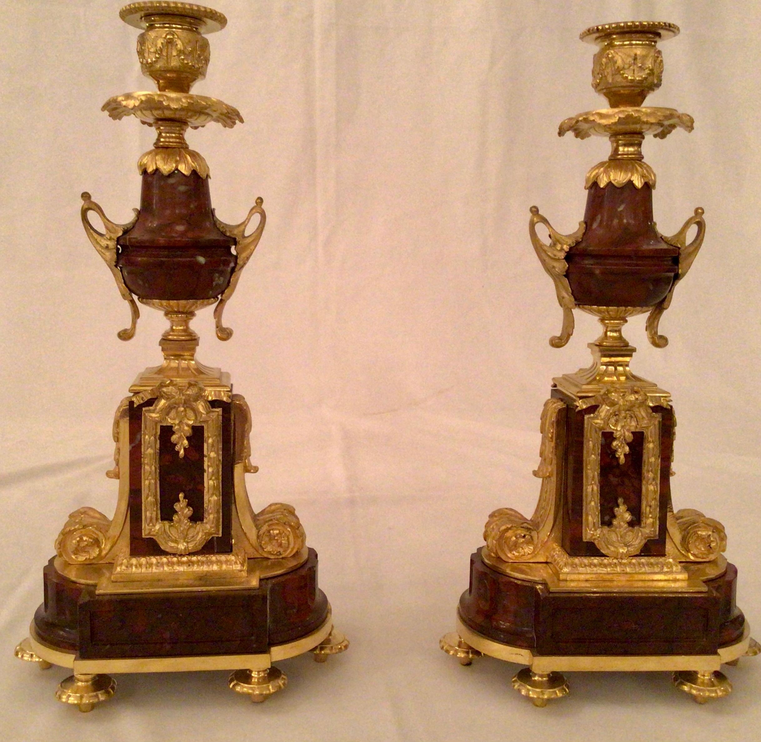 Antike französische Goldbronze-Uhr und Kerzenständer mit Rouge-Marmor, ca. 1880er Jahre (Französisch) im Angebot