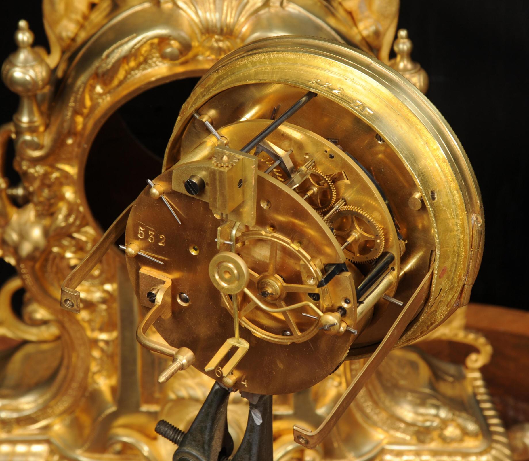 Horloge française ancienne en bronze doré - Lions Rampant - surhaussée et testée en vente 12