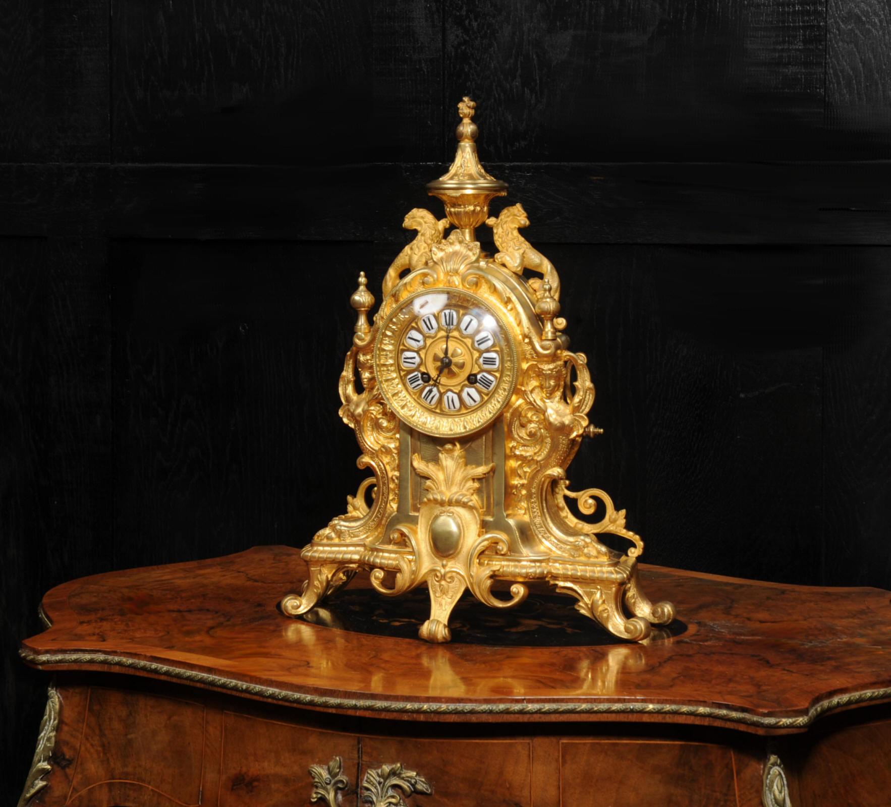 Louis XVI Horloge française ancienne en bronze doré - Lions Rampant - surhaussée et testée en vente