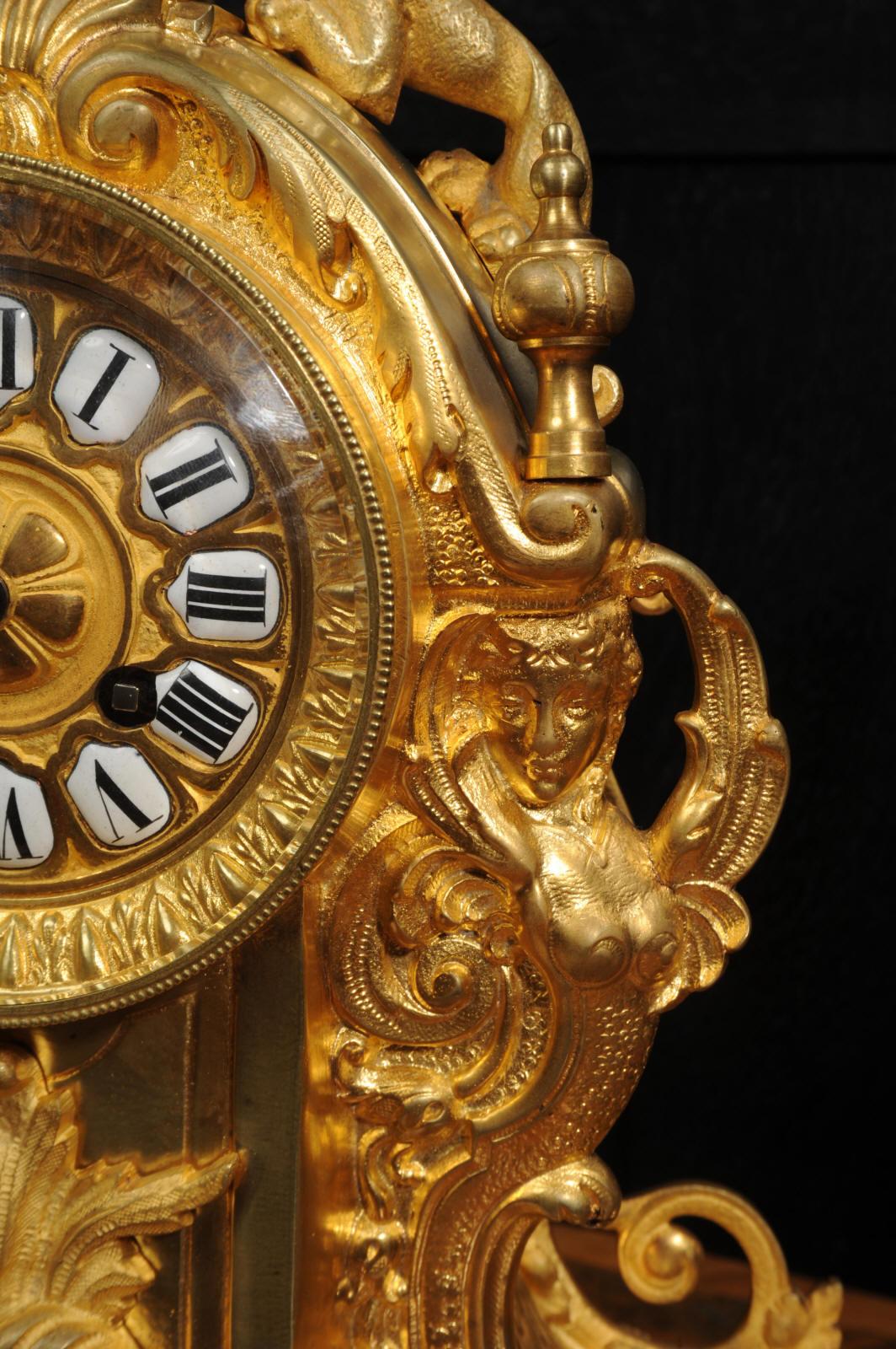 XIXe siècle Horloge française ancienne en bronze doré - Lions Rampant - surhaussée et testée en vente