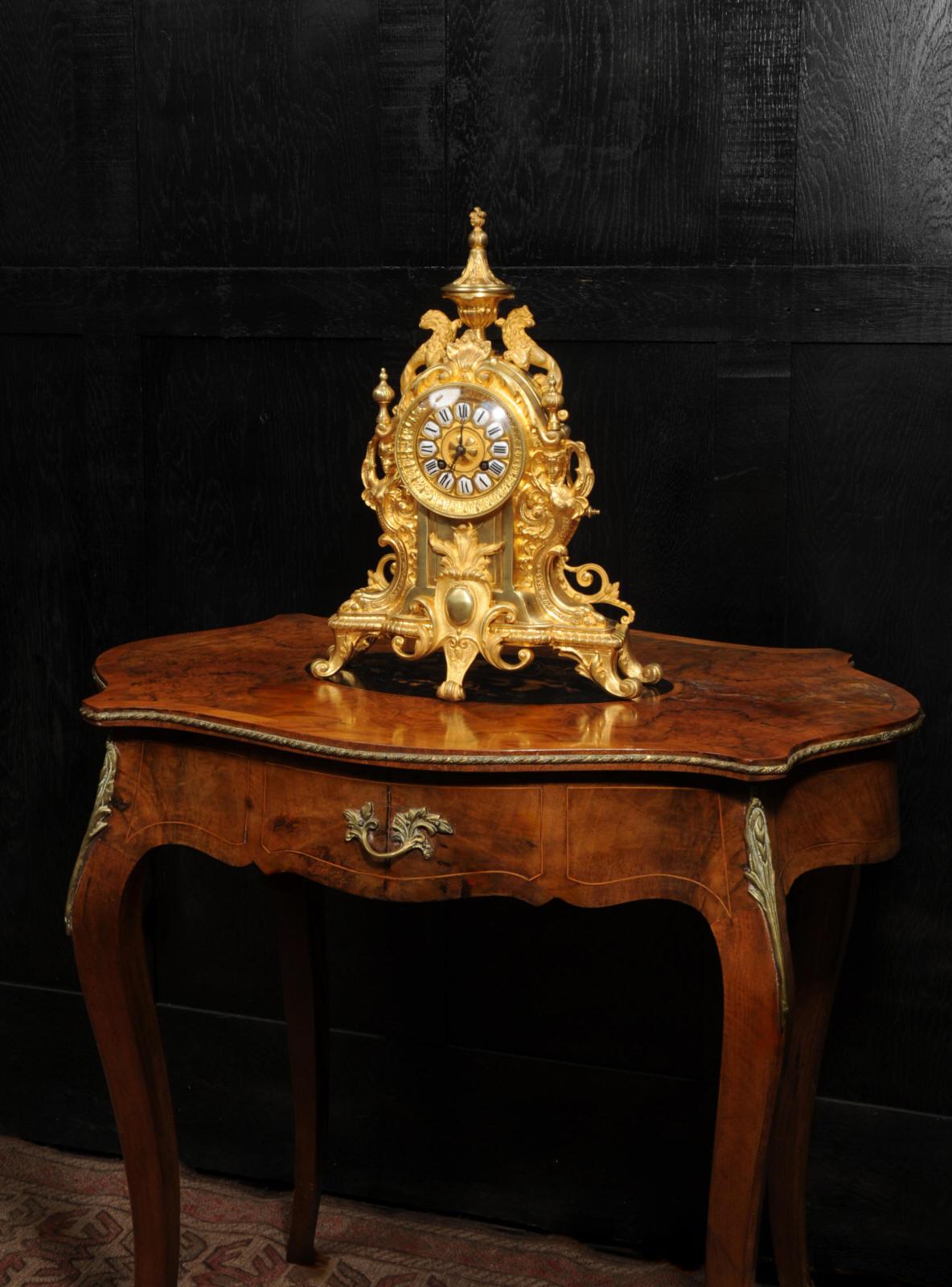 Bronze doré Horloge française ancienne en bronze doré - Lions Rampant - surhaussée et testée en vente