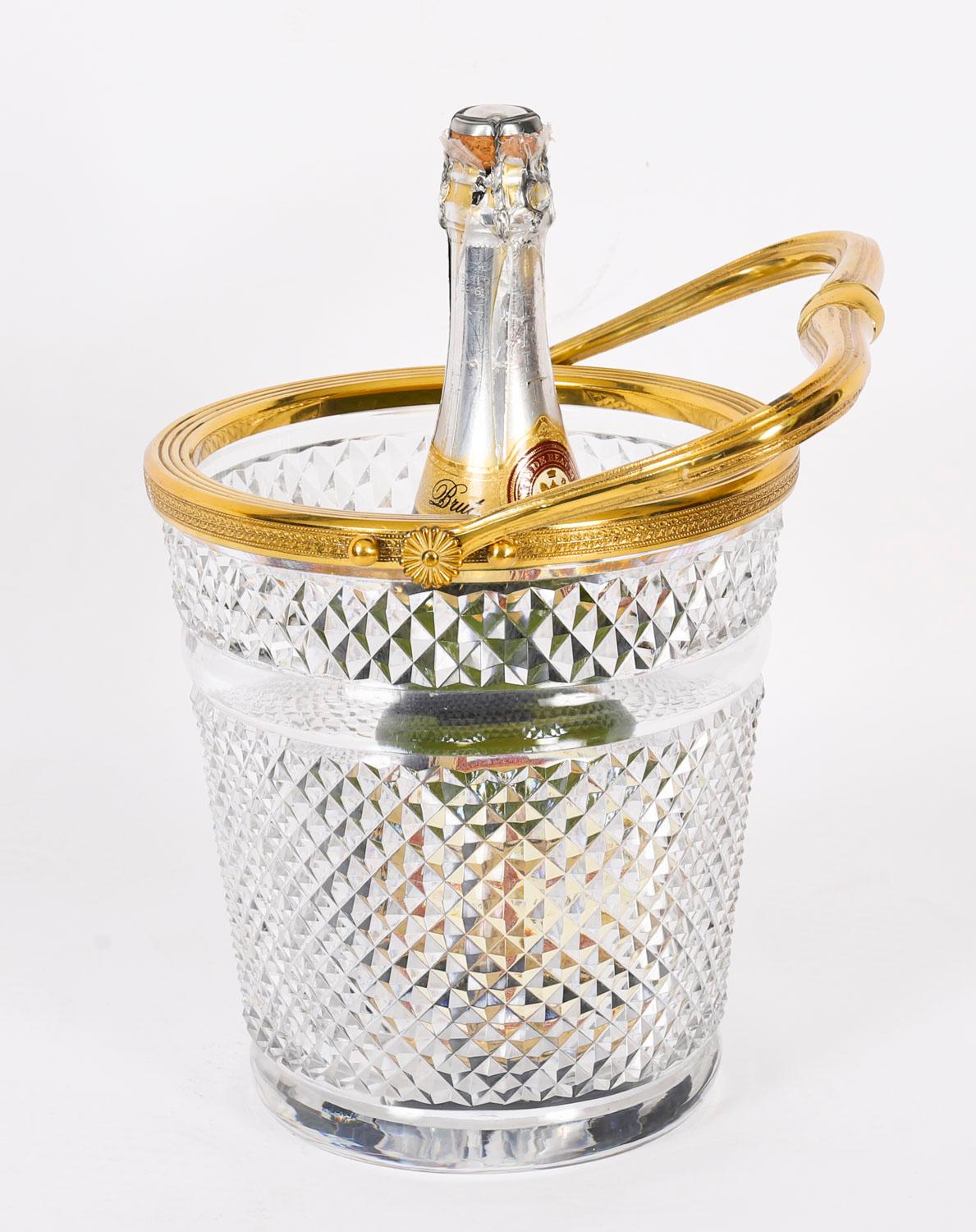 Dies ist eine feine antike Französisch Ormolu und geschliffenem Kristall Weinkühler / Eiskübel CIRCA 1900 in Datum.

Der Rand ist aus Ormolu und der Henkel ist mit Rillen und Blättern verziert. Der Korpus besteht aus dickem Kristall mit