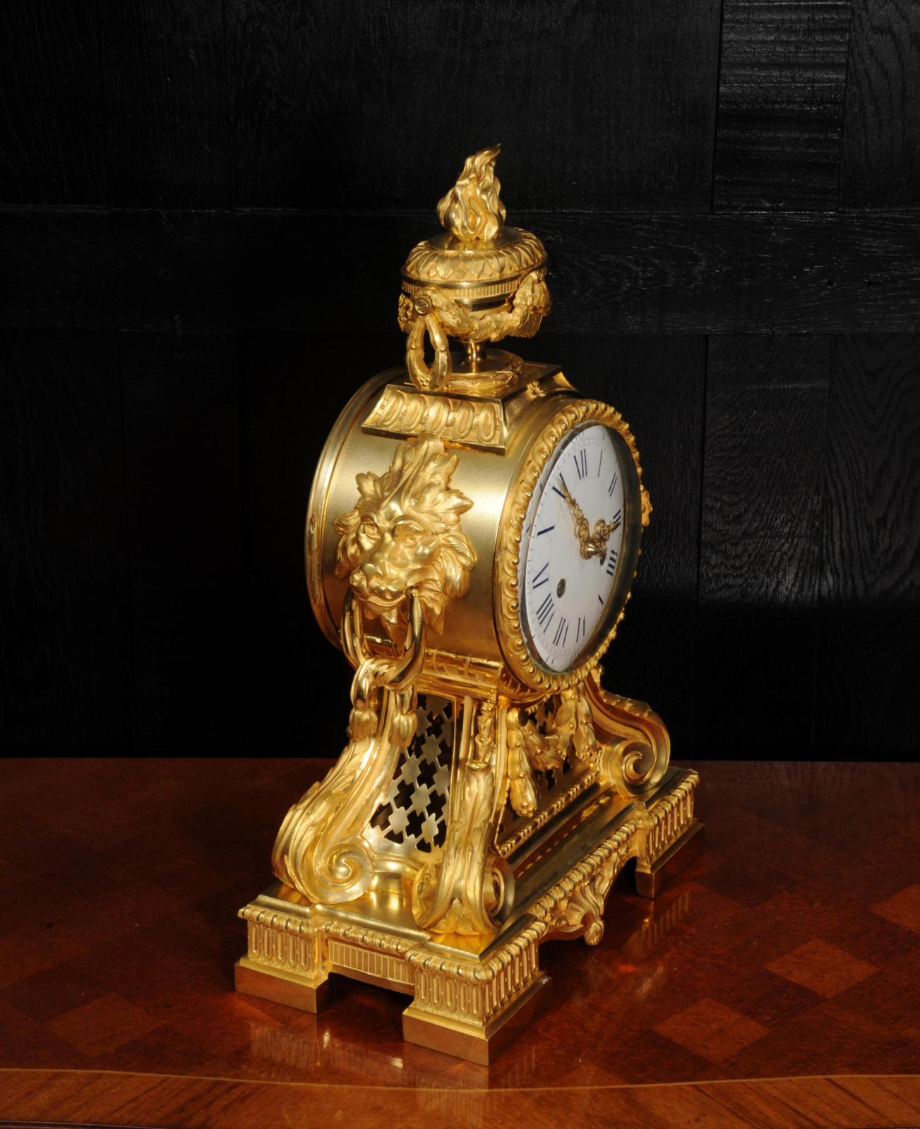 Horloge française ancienne à tête de tambour en bronze doré avec masques de lions 3