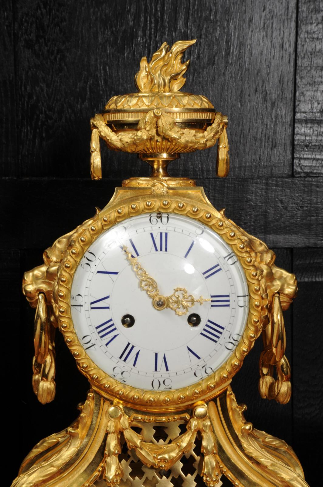 Horloge française ancienne à tête de tambour en bronze doré avec masques de lions 5
