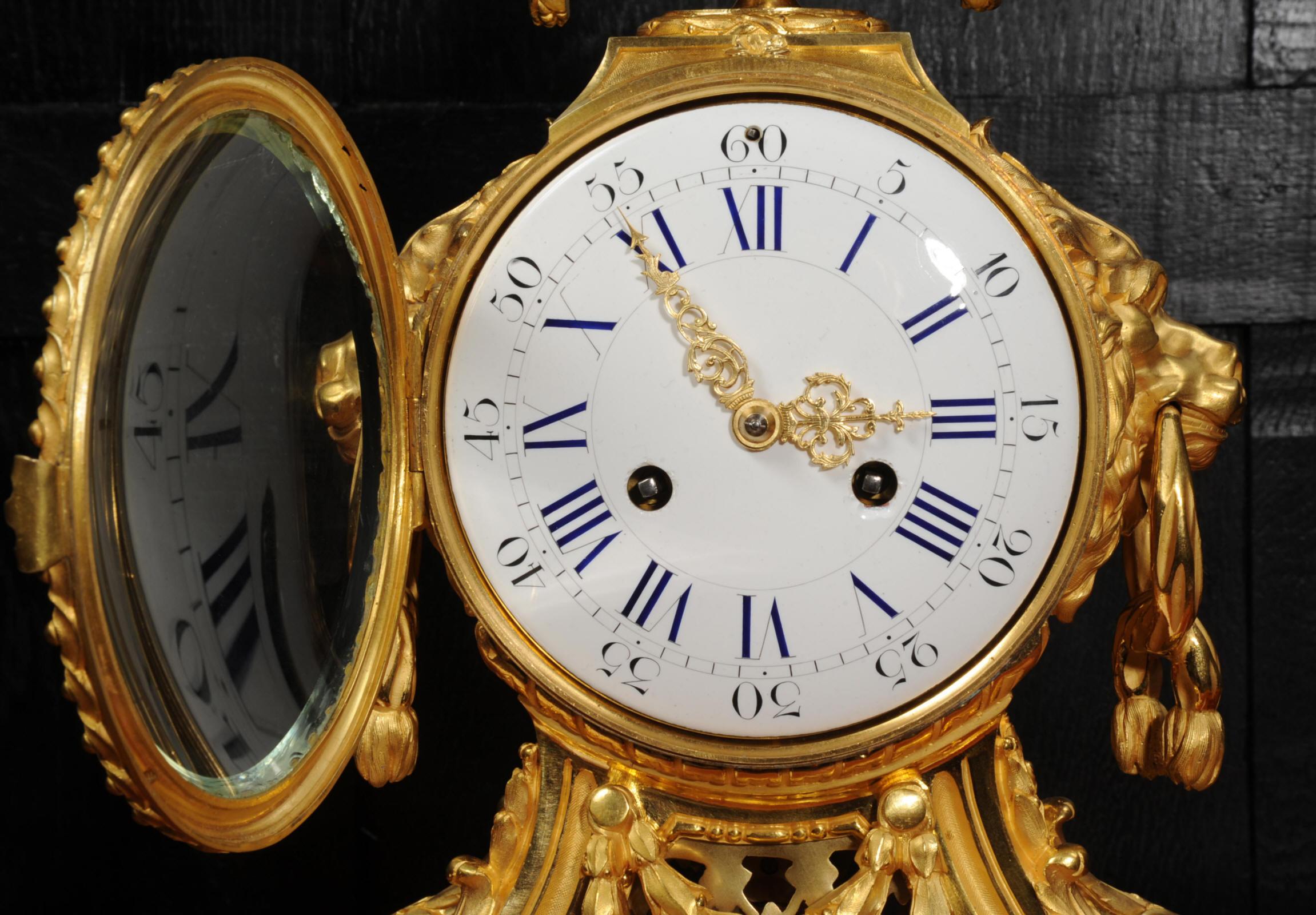 Horloge française ancienne à tête de tambour en bronze doré avec masques de lions 6