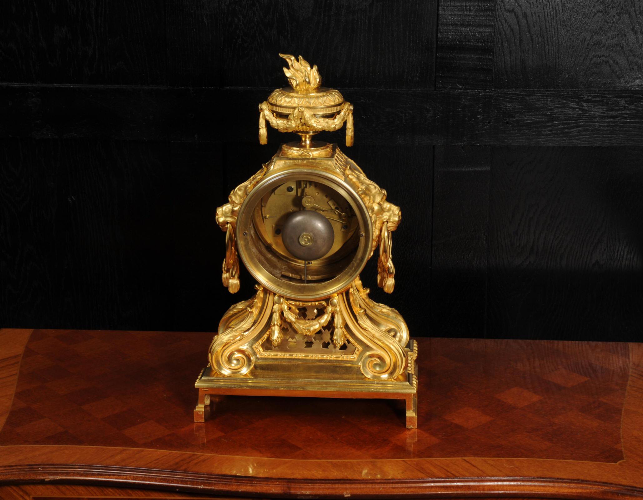 Horloge française ancienne à tête de tambour en bronze doré avec masques de lions 7