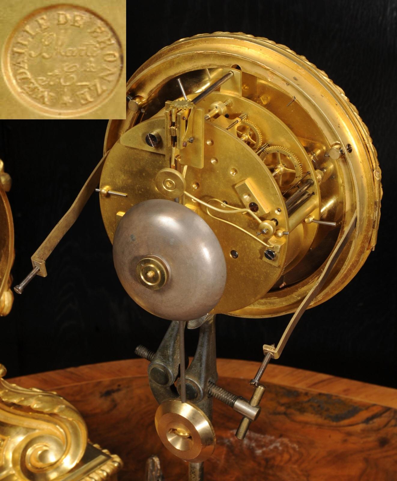 Horloge française ancienne à tête de tambour en bronze doré avec masques de lions 8