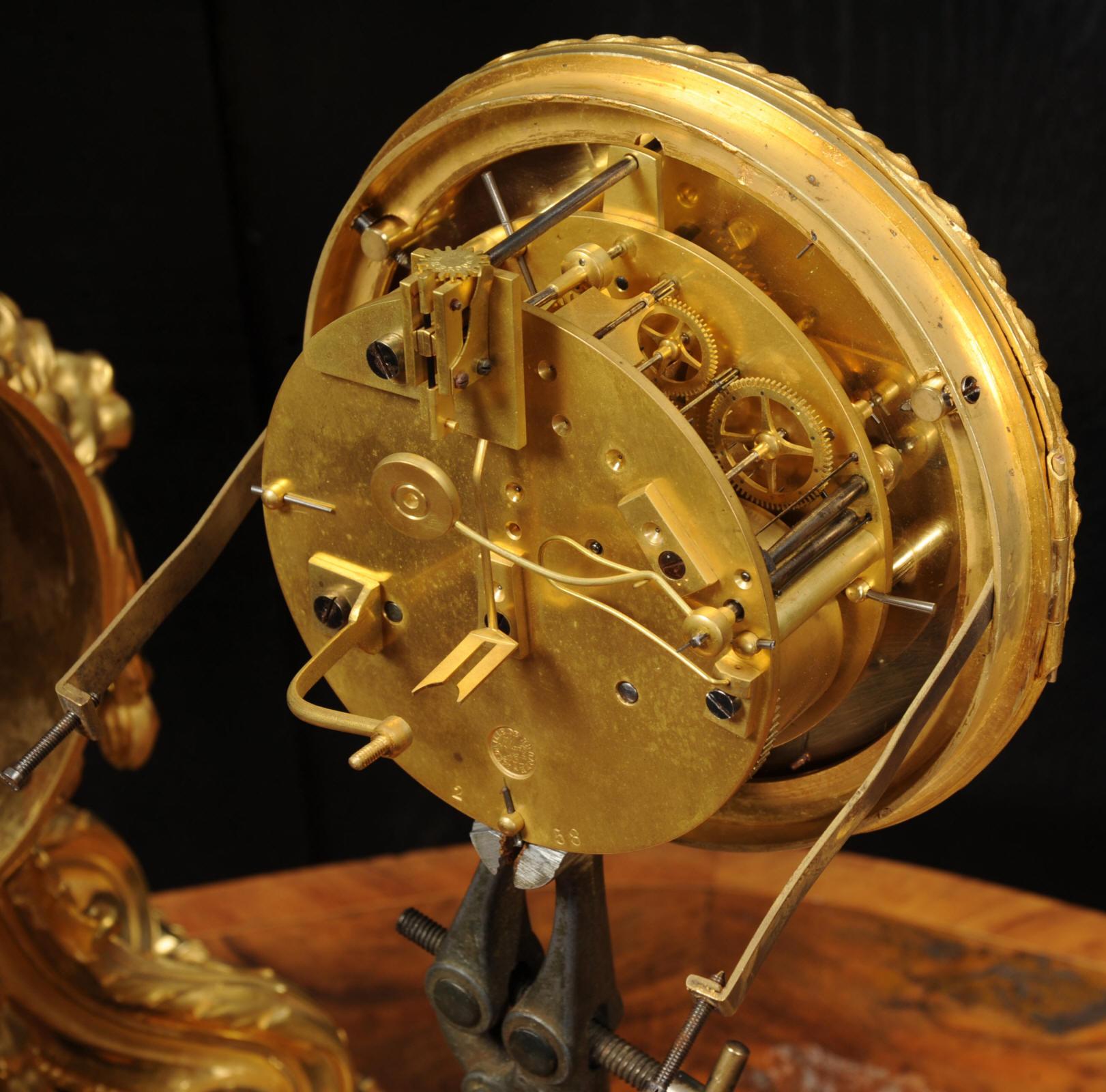 Horloge française ancienne à tête de tambour en bronze doré avec masques de lions 9
