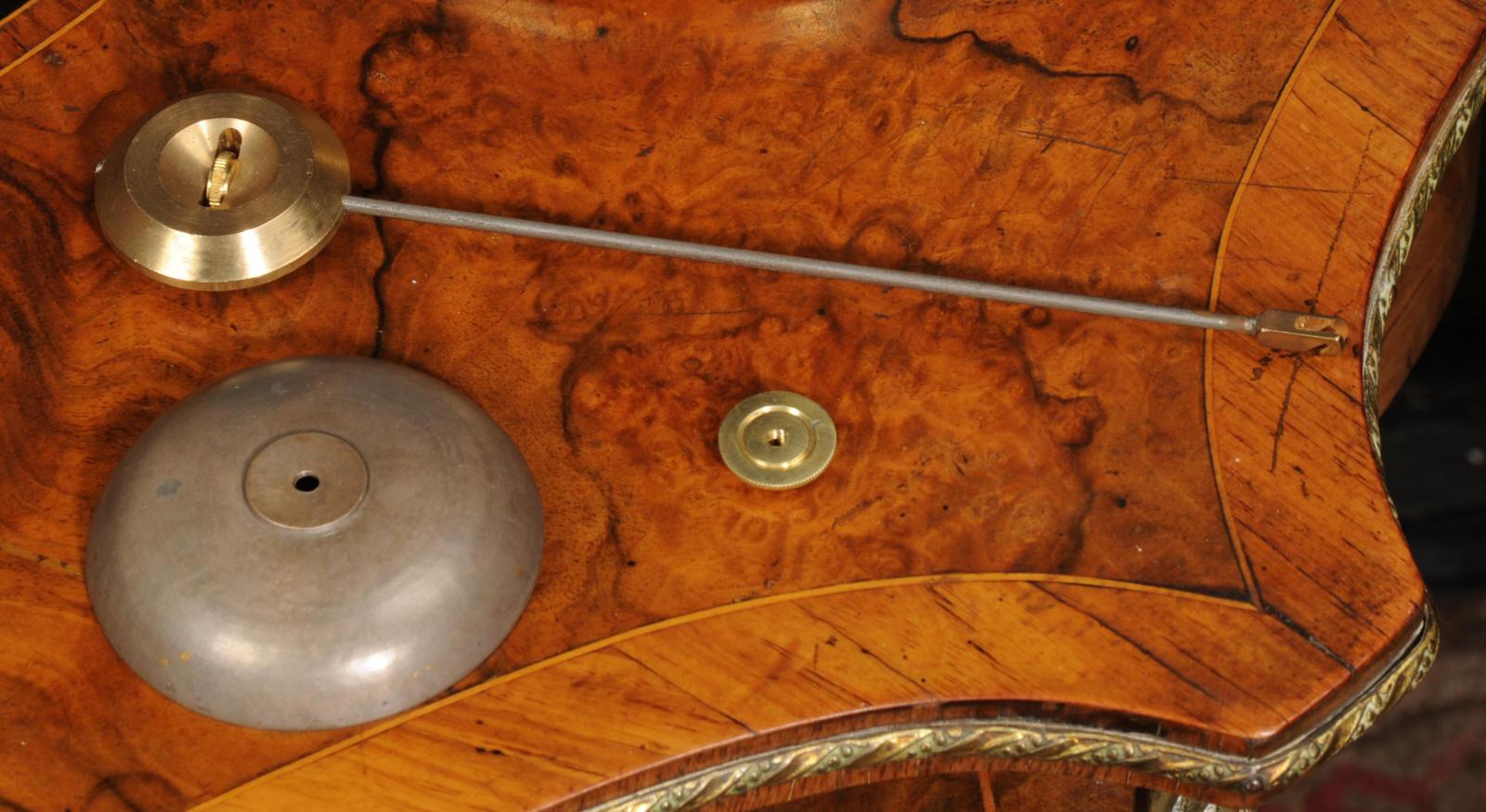 Horloge française ancienne à tête de tambour en bronze doré avec masques de lions 10