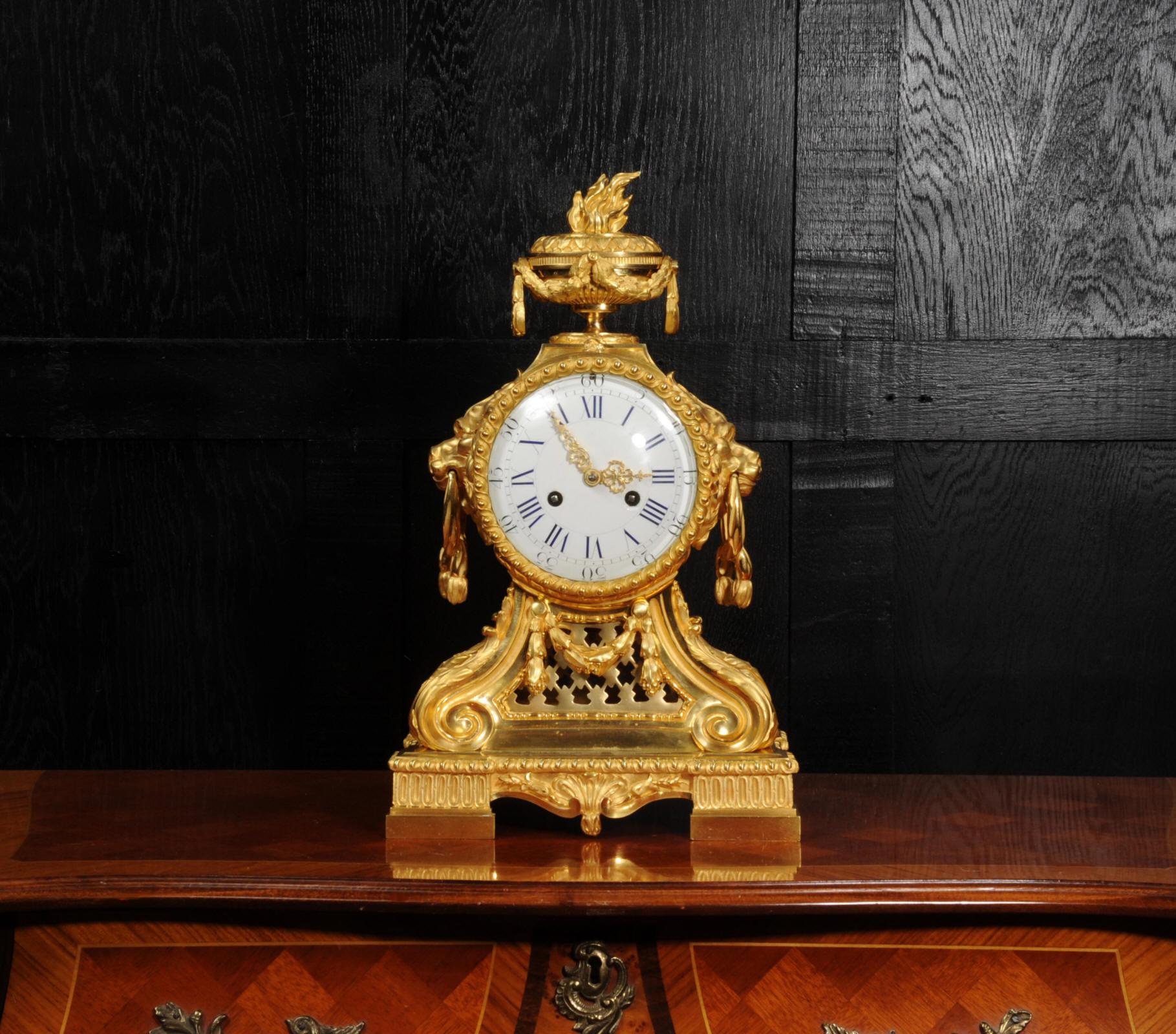 Néoclassique Horloge française ancienne à tête de tambour en bronze doré avec masques de lions