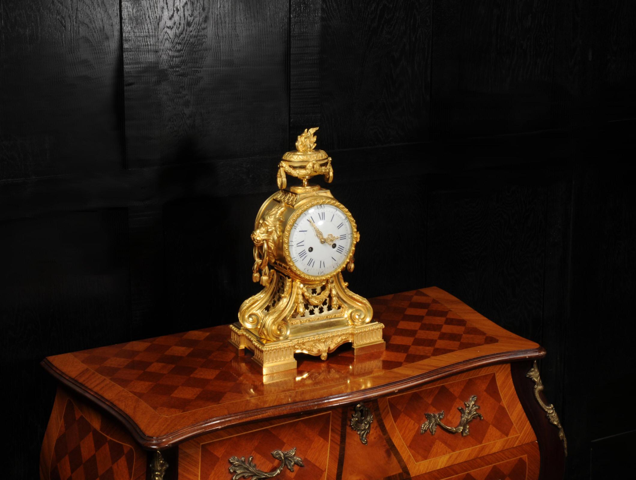 Horloge française ancienne à tête de tambour en bronze doré avec masques de lions Bon état à Belper, Derbyshire