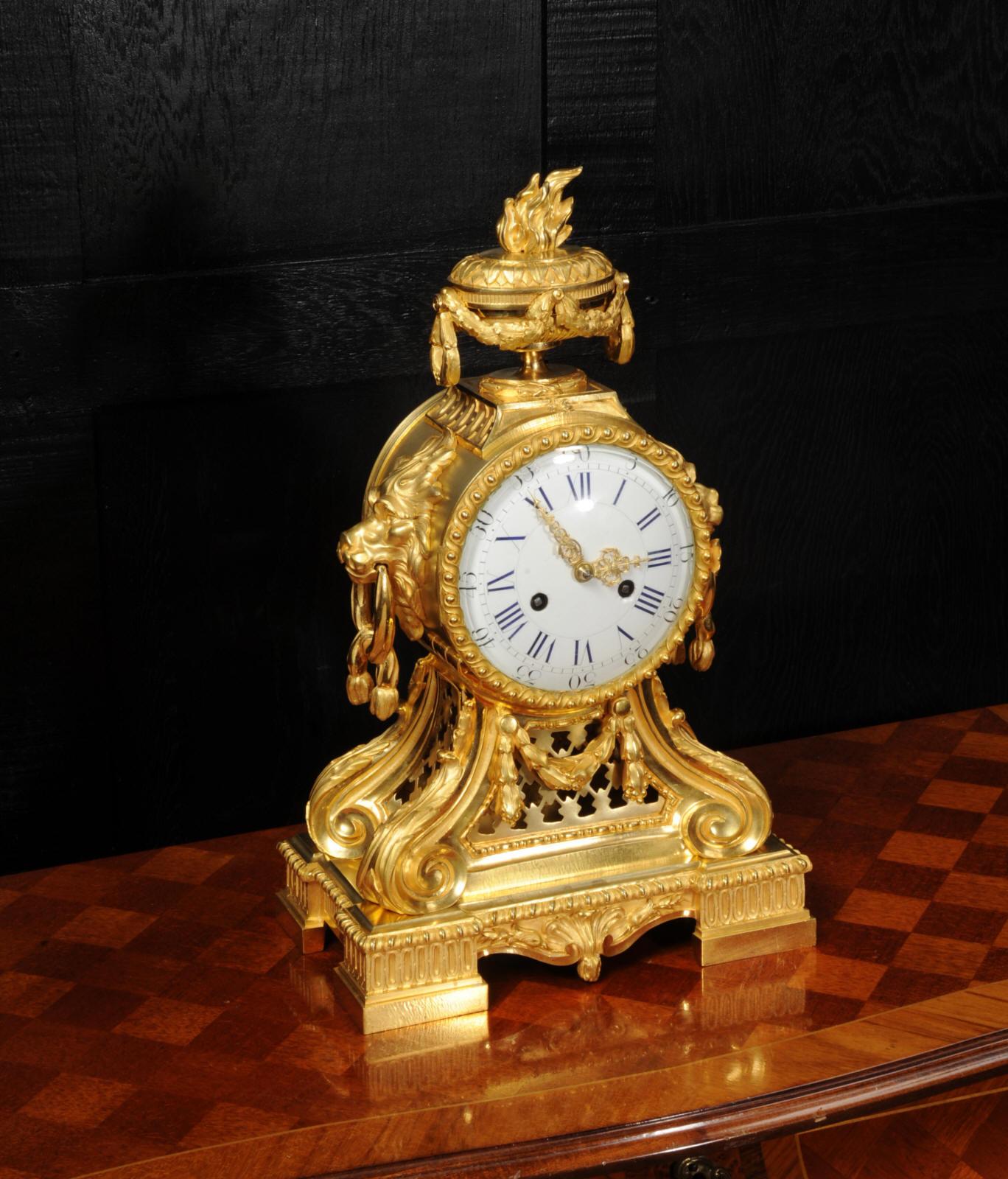 XIXe siècle Horloge française ancienne à tête de tambour en bronze doré avec masques de lions
