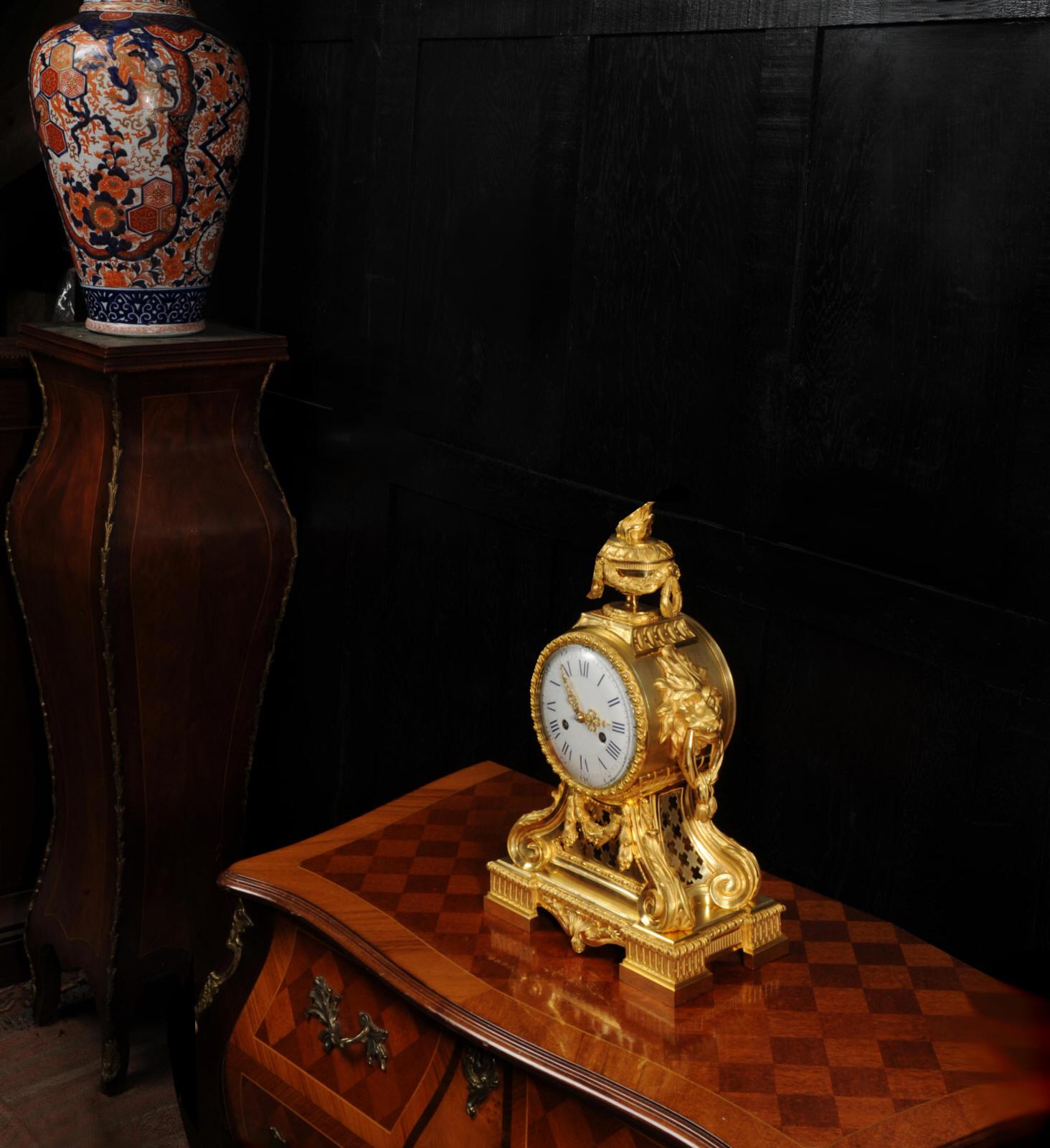 Horloge française ancienne à tête de tambour en bronze doré avec masques de lions 1