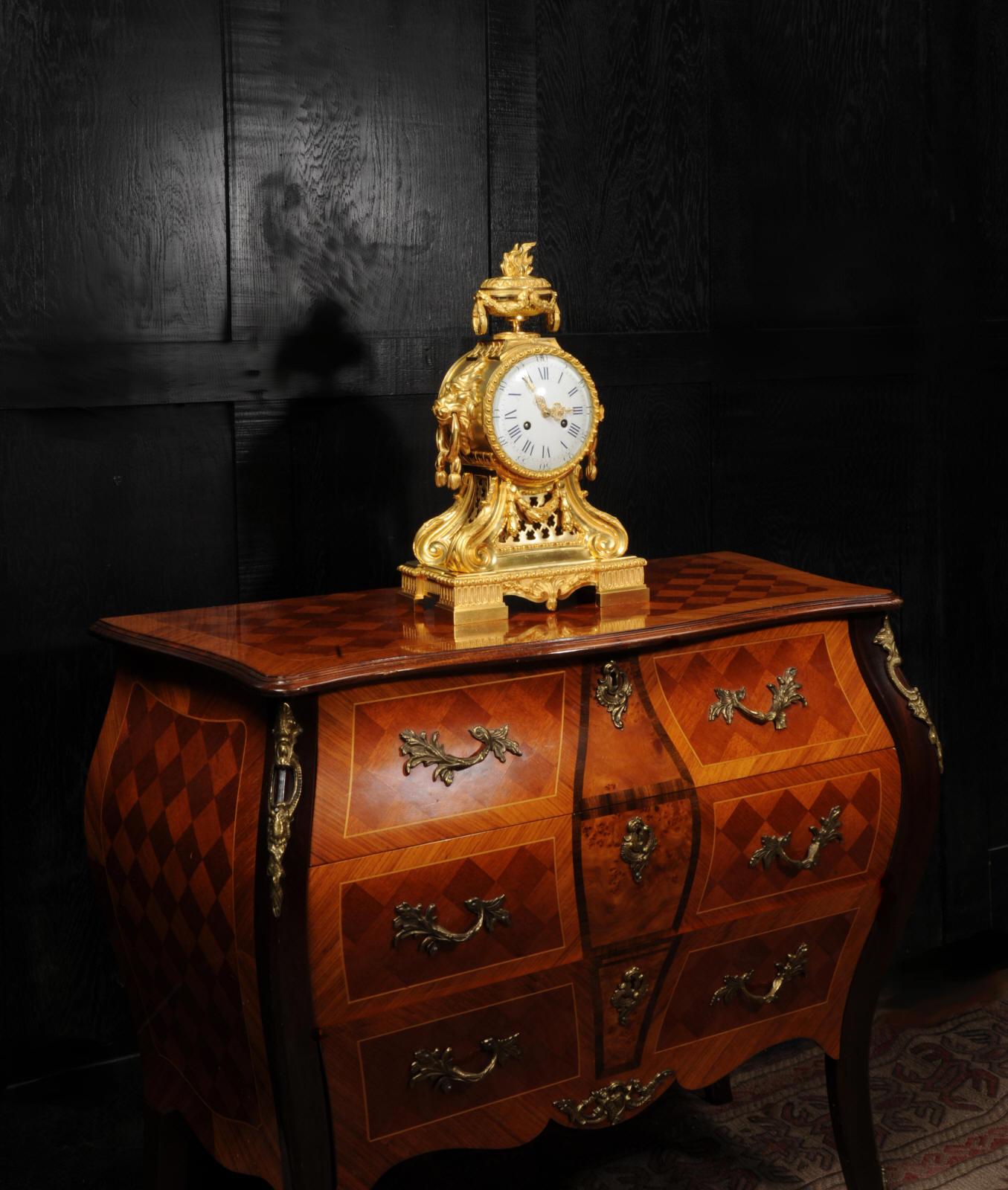 Horloge française ancienne à tête de tambour en bronze doré avec masques de lions 2