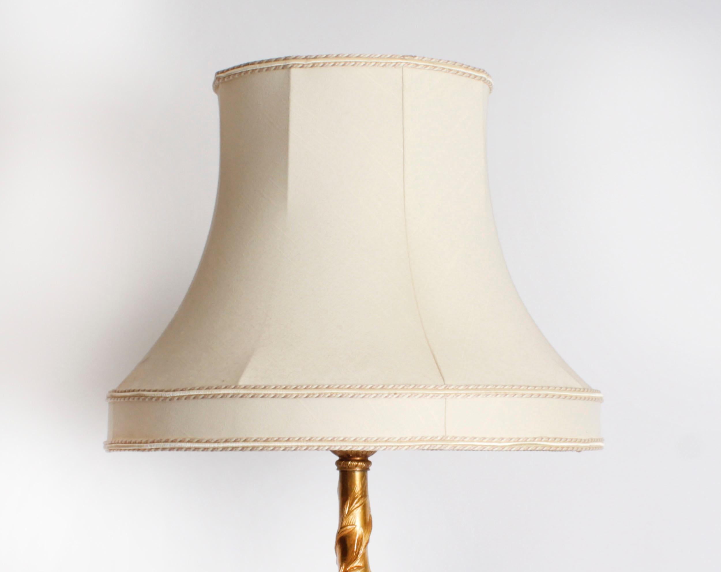 Il s'agit d'un très beau lampadaire français ancien en bronze doré, de qualité d'exposition, converti à l'électricité, datant d'environ 1890.

Cette splendide lampe présente une tige feuillagée ornée de trois oiseaux surmontant trois nymphes