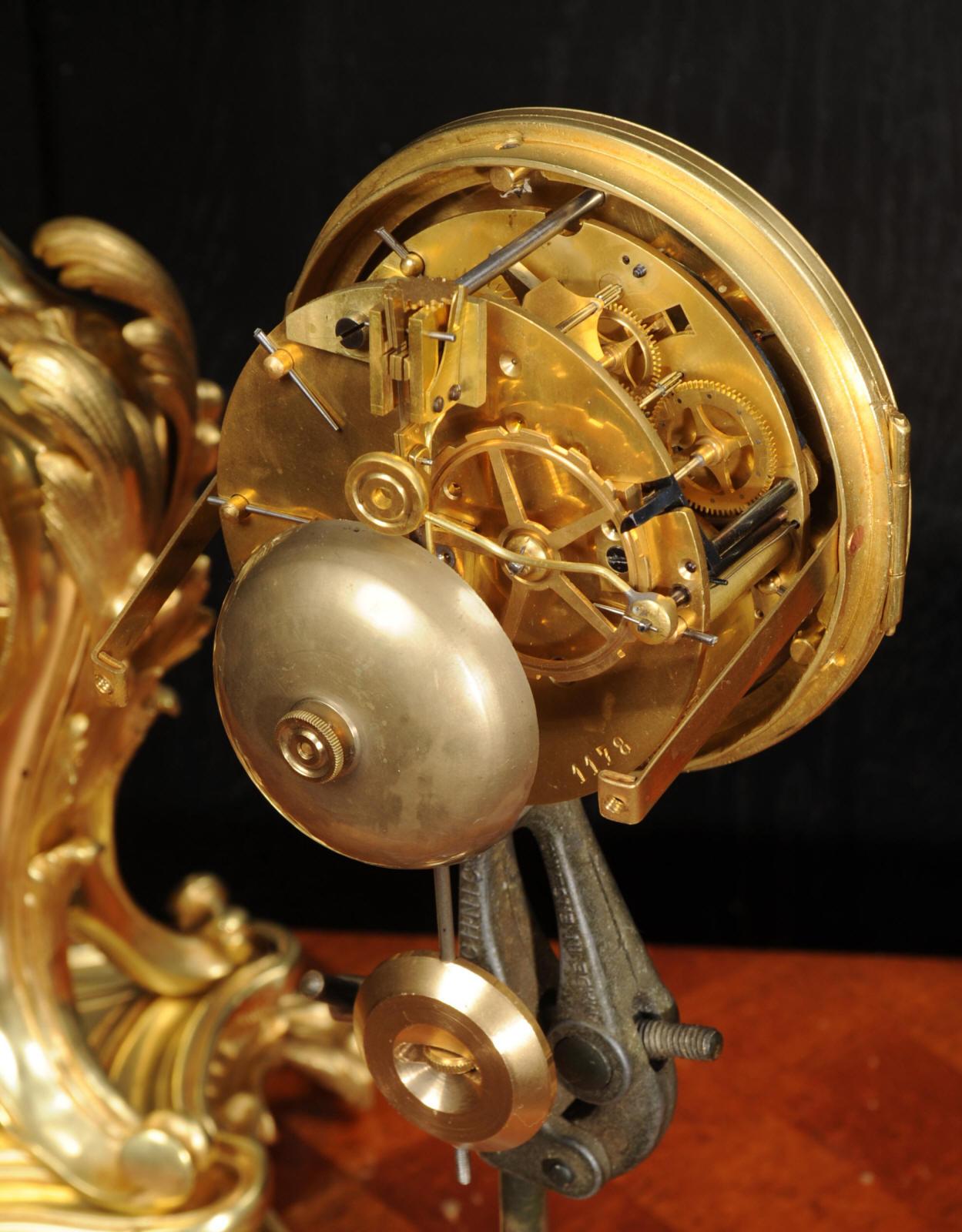 Horloge ancienne en bronze doré Louis XV Rococo en vente 12