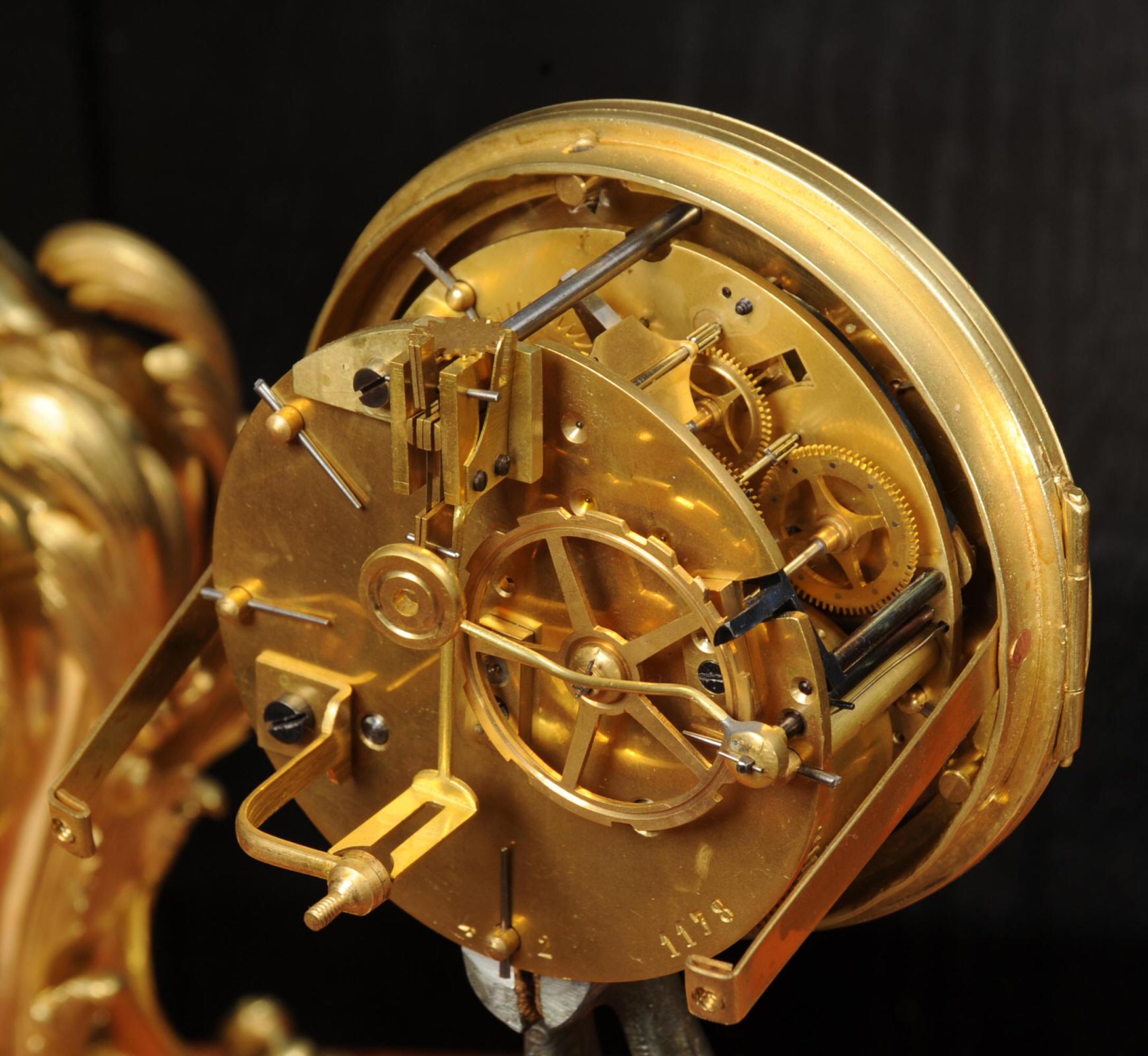 Horloge ancienne en bronze doré Louis XV Rococo en vente 13