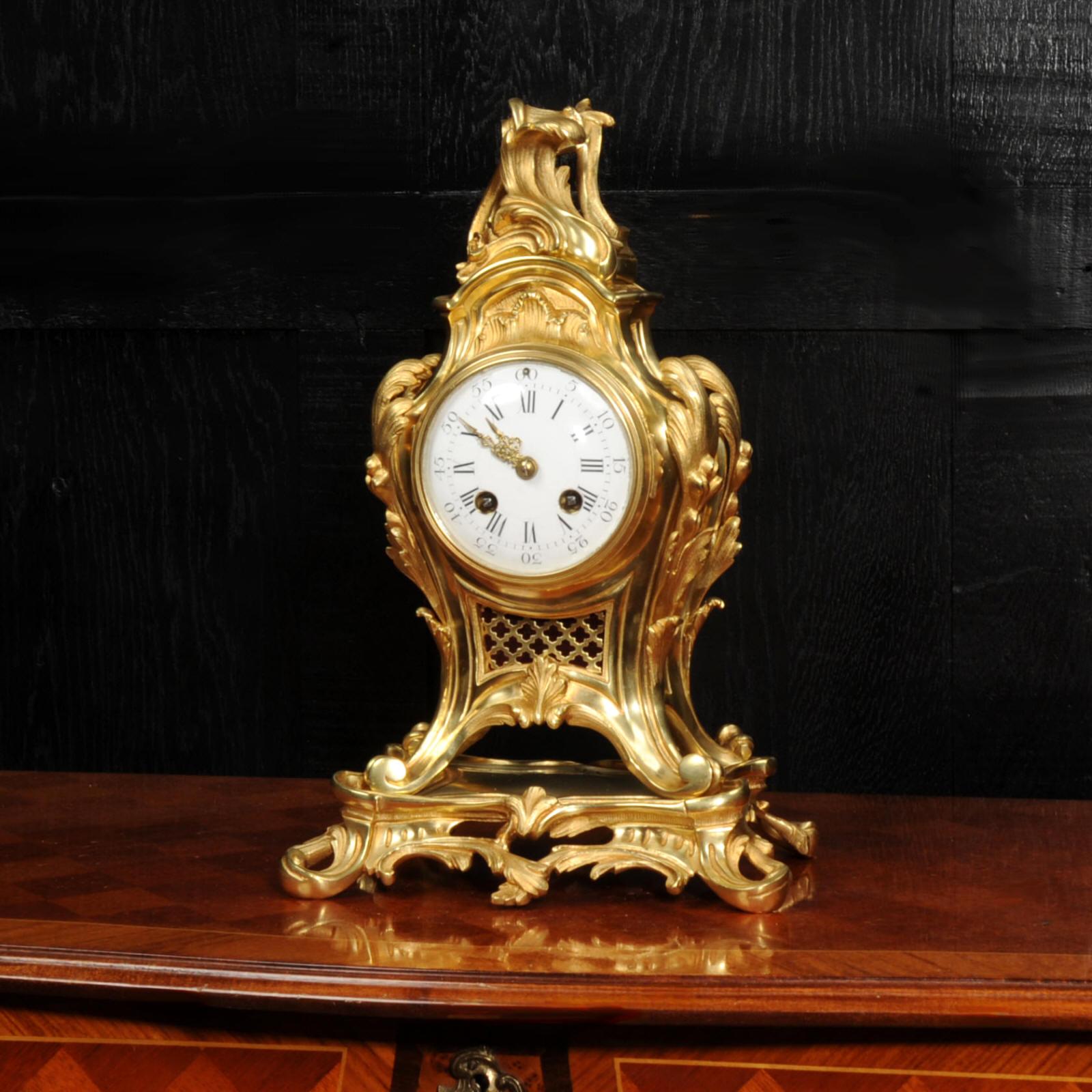 Une superbe horloge rococo française en bronze doré, vers 1880. Il est magnifiquement modelé dans le style rococo de Louis XV en bronze doré. Magnifique boîtier en forme de ballon avec des acanthes sur les épaules et une fleur rococo sur le dessus.