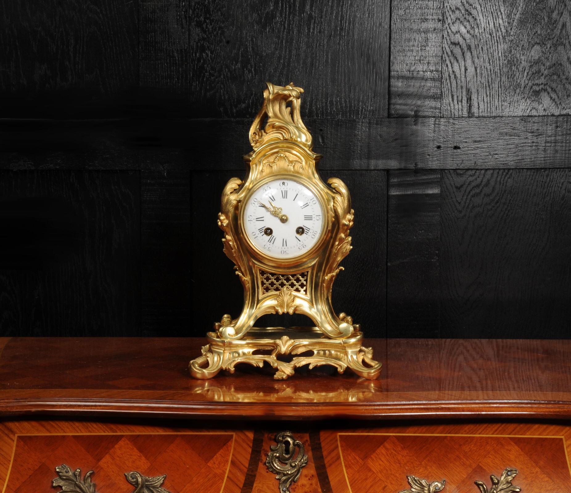 Français Horloge ancienne en bronze doré Louis XV Rococo en vente