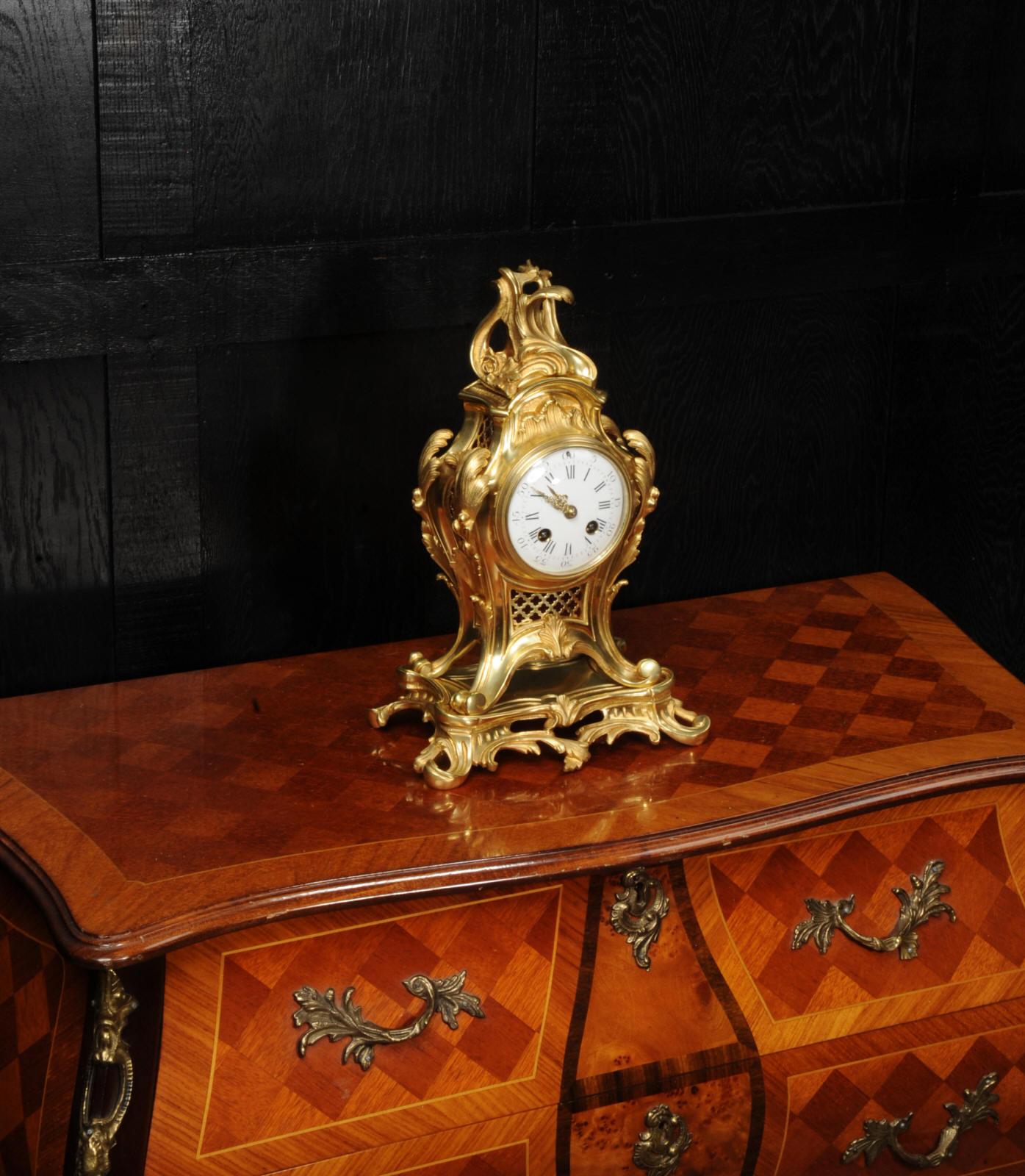 XIXe siècle Horloge ancienne en bronze doré Louis XV Rococo en vente