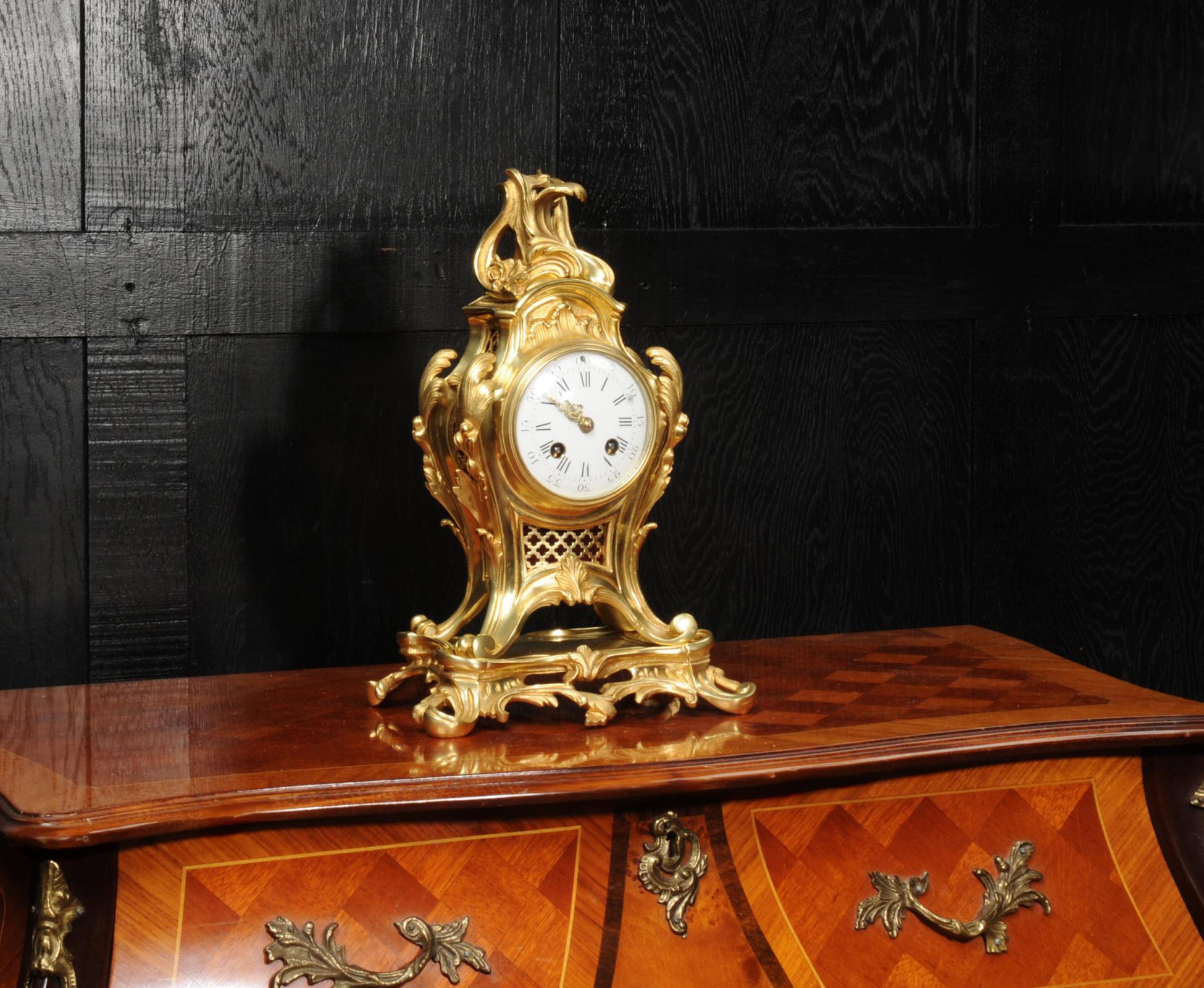 Bronze doré Horloge ancienne en bronze doré Louis XV Rococo en vente