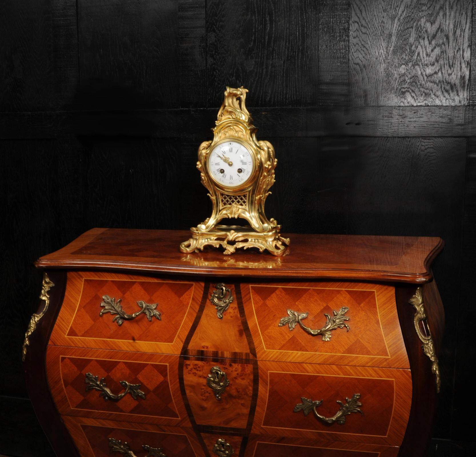 Horloge ancienne en bronze doré Louis XV Rococo en vente 2