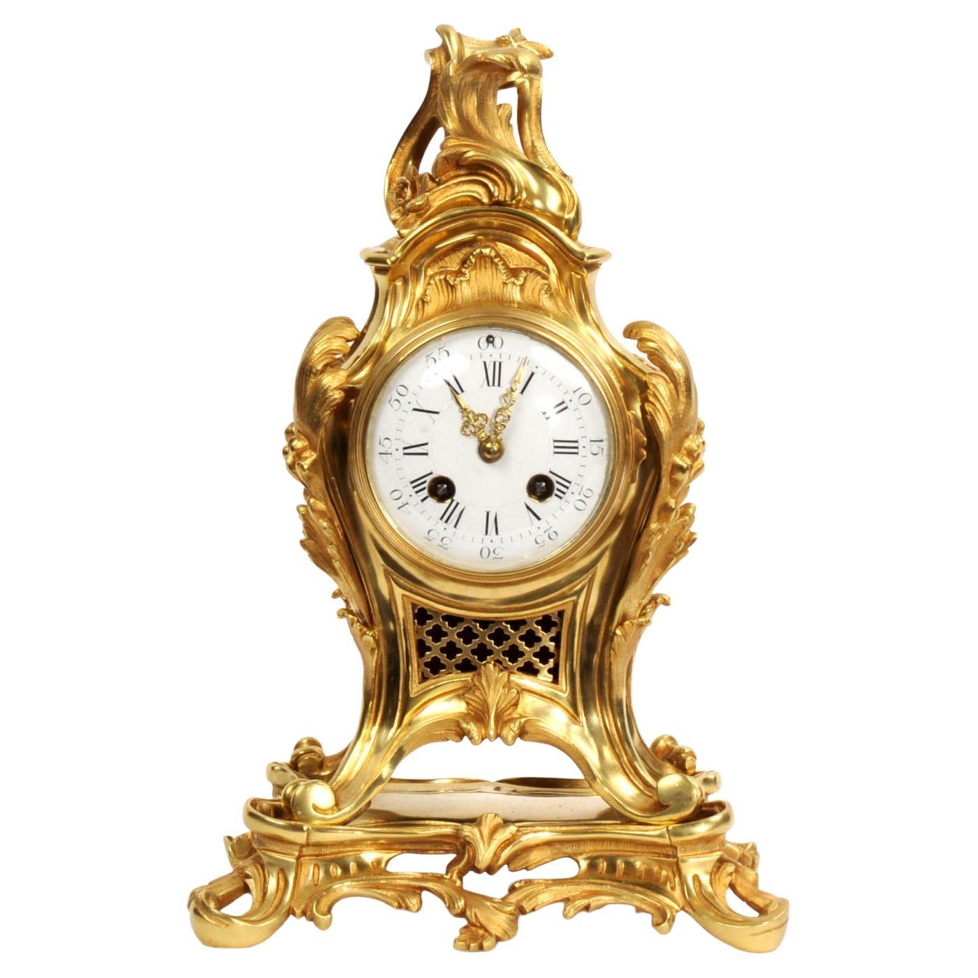 Horloge ancienne en bronze doré Louis XV Rococo en vente