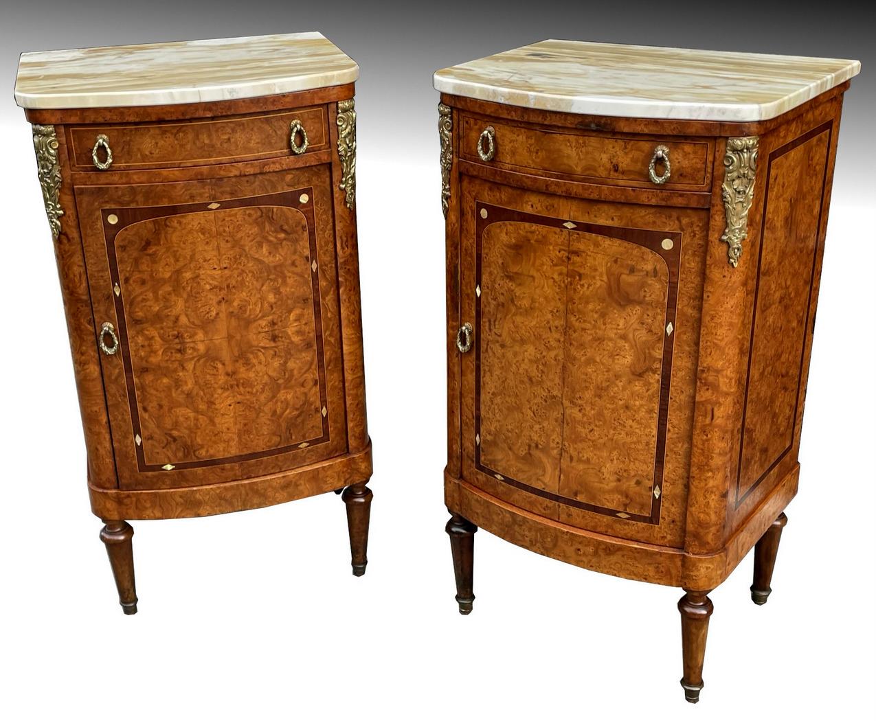 Victorien Anciennes tables de chevet en bois Santos avec plateau en marbre doré français en vente