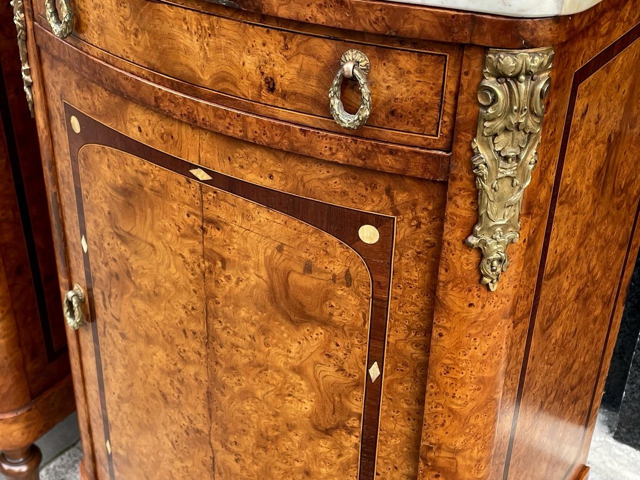 Anglais Anciennes tables de chevet en bois Santos avec plateau en marbre doré français en vente