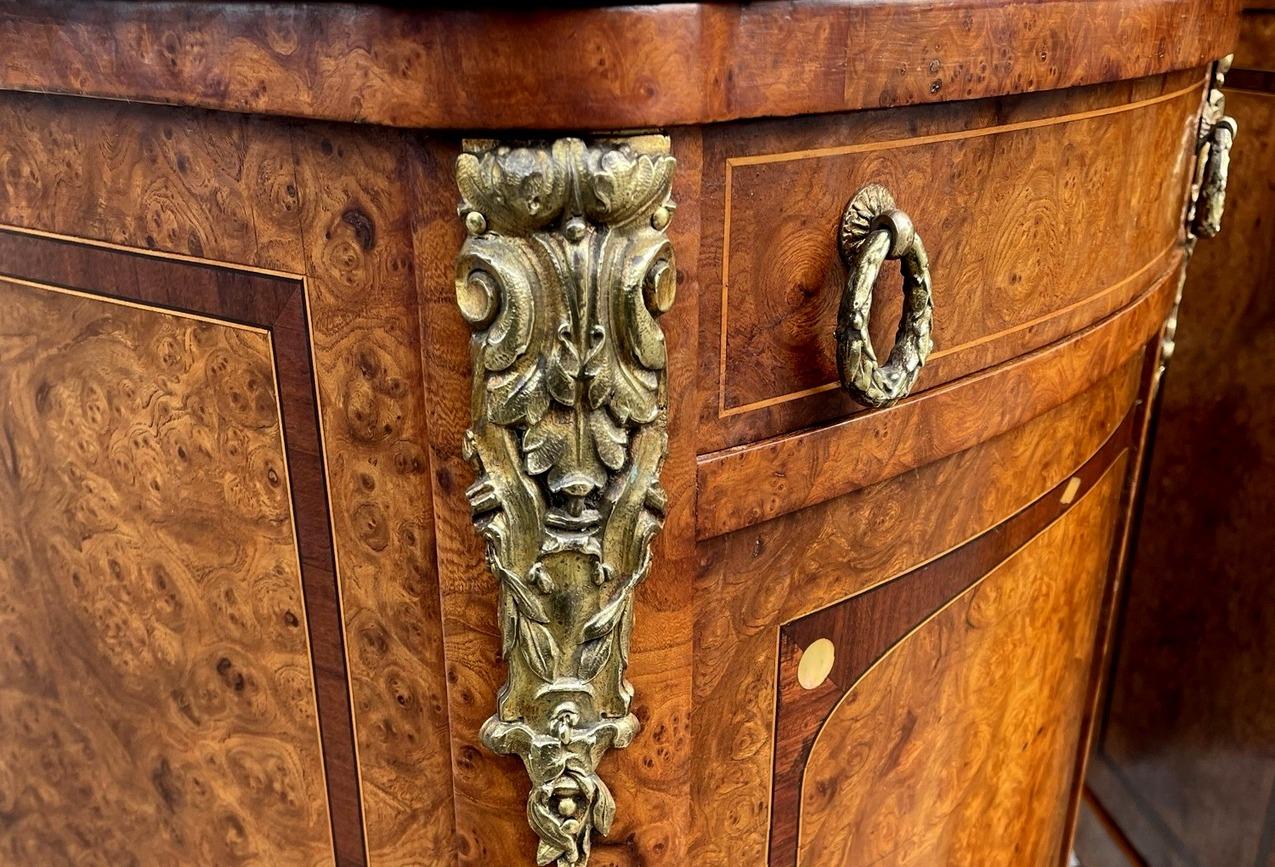 Anciennes tables de chevet en bois Santos avec plateau en marbre doré français Bon état - En vente à Dublin, Ireland