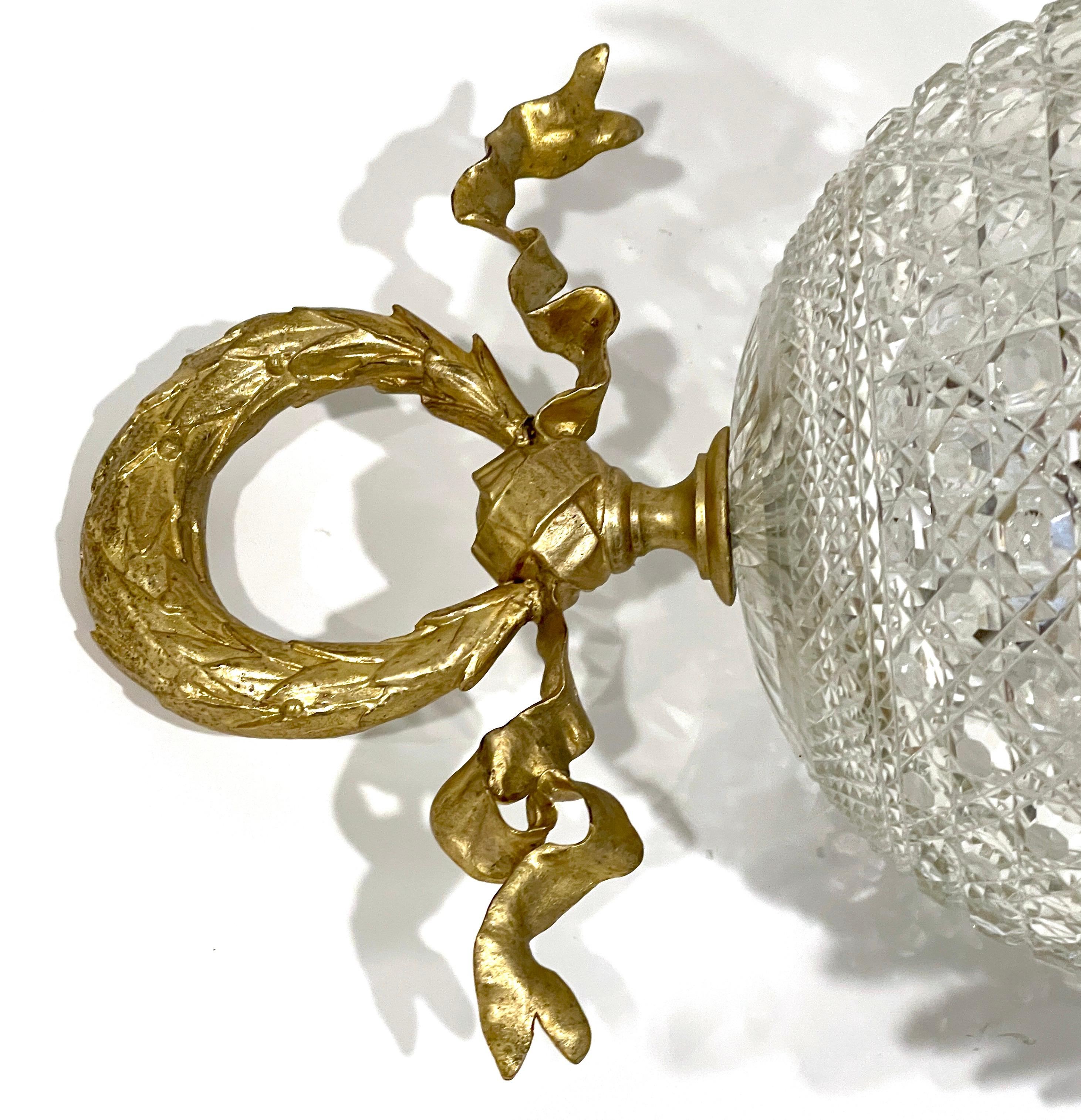 Antiker französischer Goldbronze-Kronleuchter, Baccarat 'Atrib.', Kristall, Einbaubeleuchtung  (20. Jahrhundert) im Angebot
