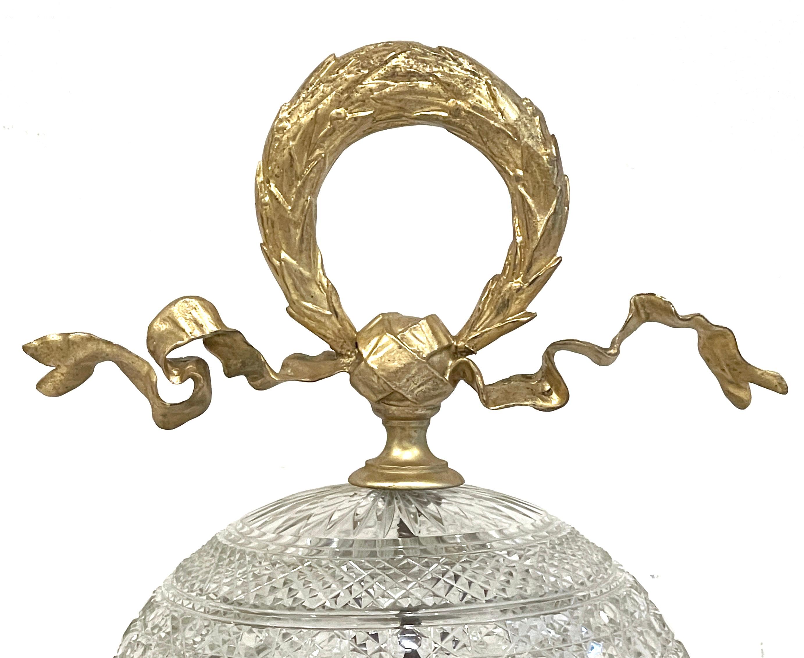 Antiker französischer Goldbronze-Kronleuchter, Baccarat 'Atrib.', Kristall, Einbaubeleuchtung  im Angebot 1