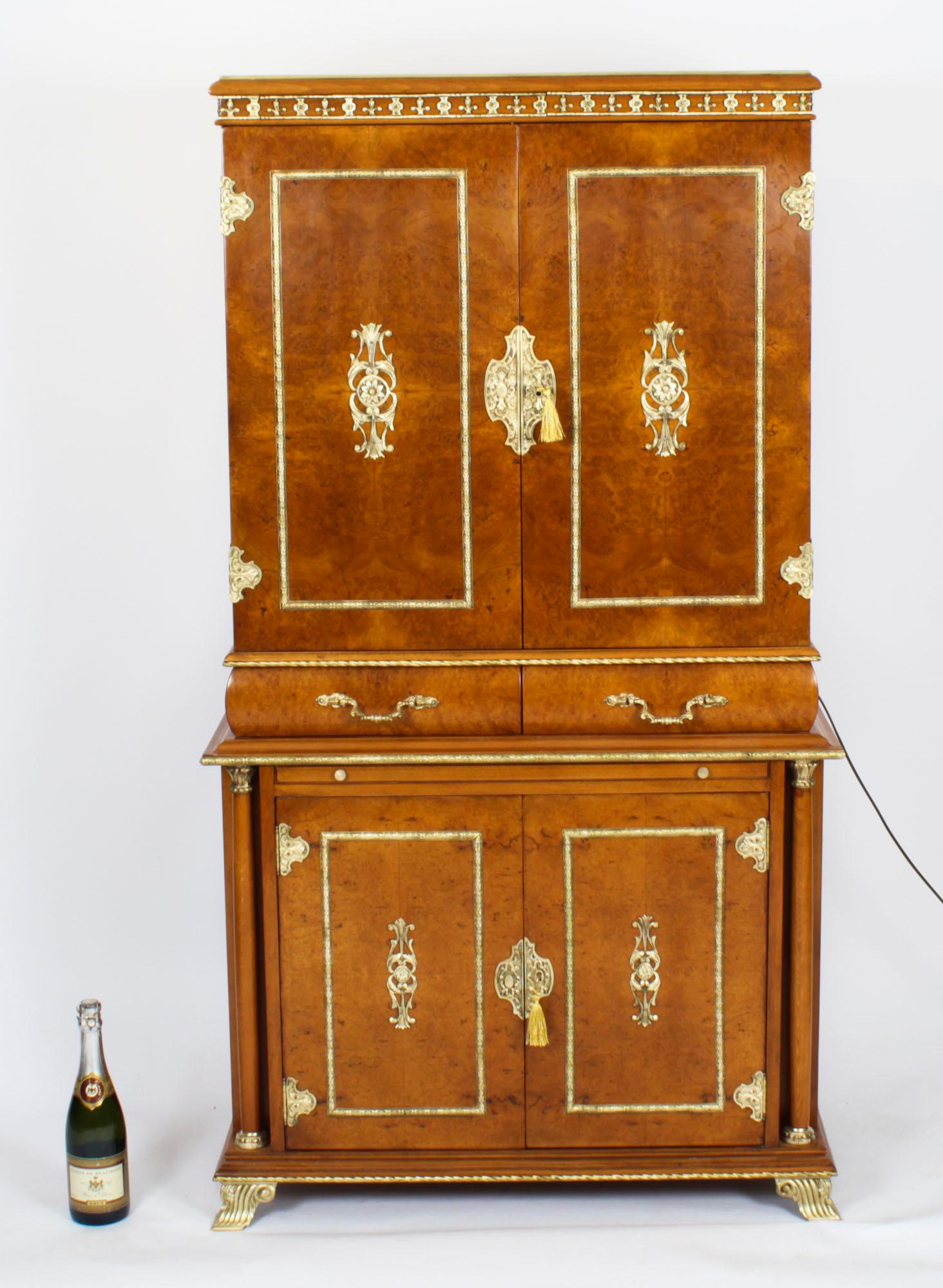 Ancienne armoire à cocktail en ronce de noyer montée sur bronze Début du 20ème siècle en vente 14
