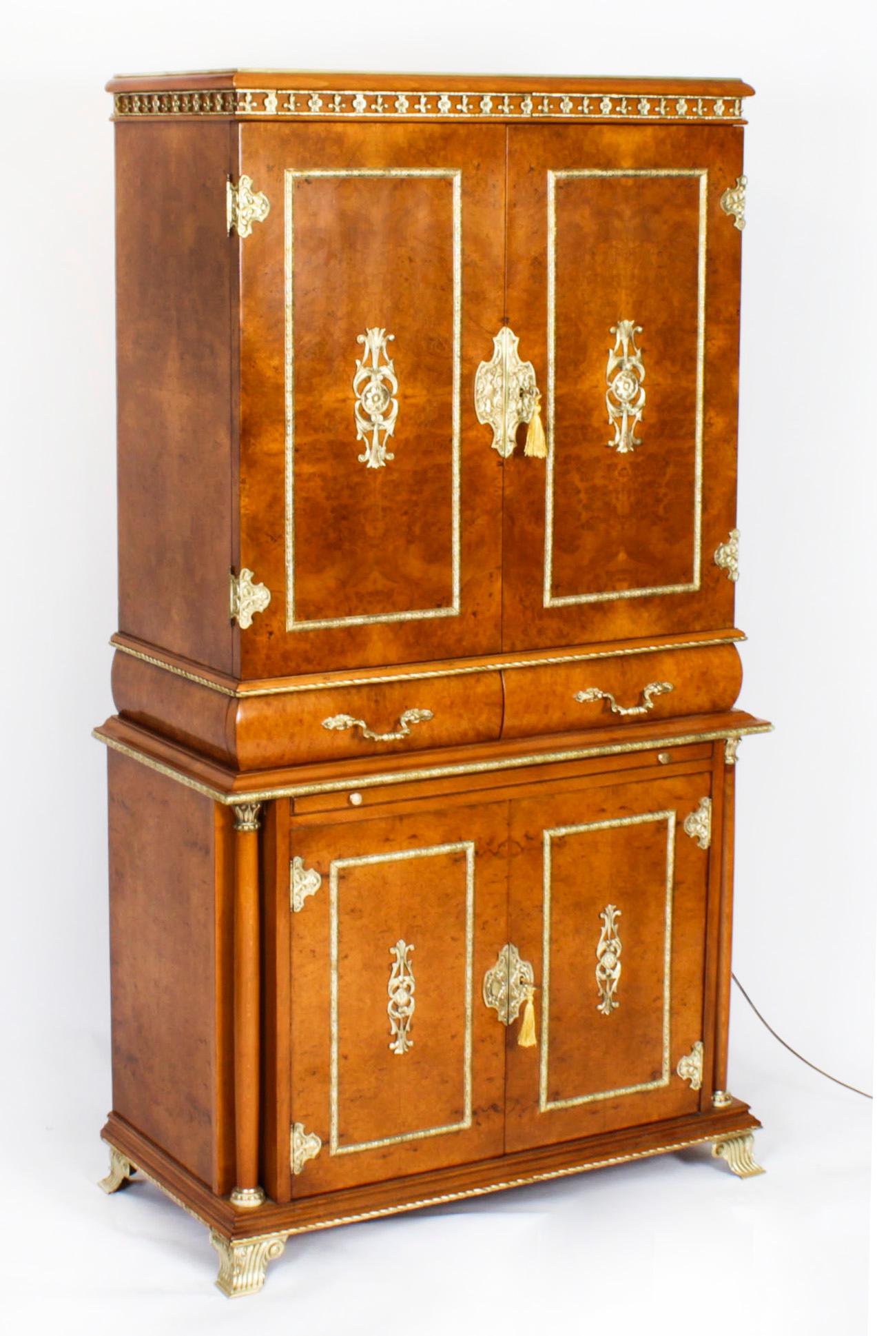 Ancienne armoire à cocktail en ronce de noyer montée sur bronze Début du 20ème siècle en vente 15