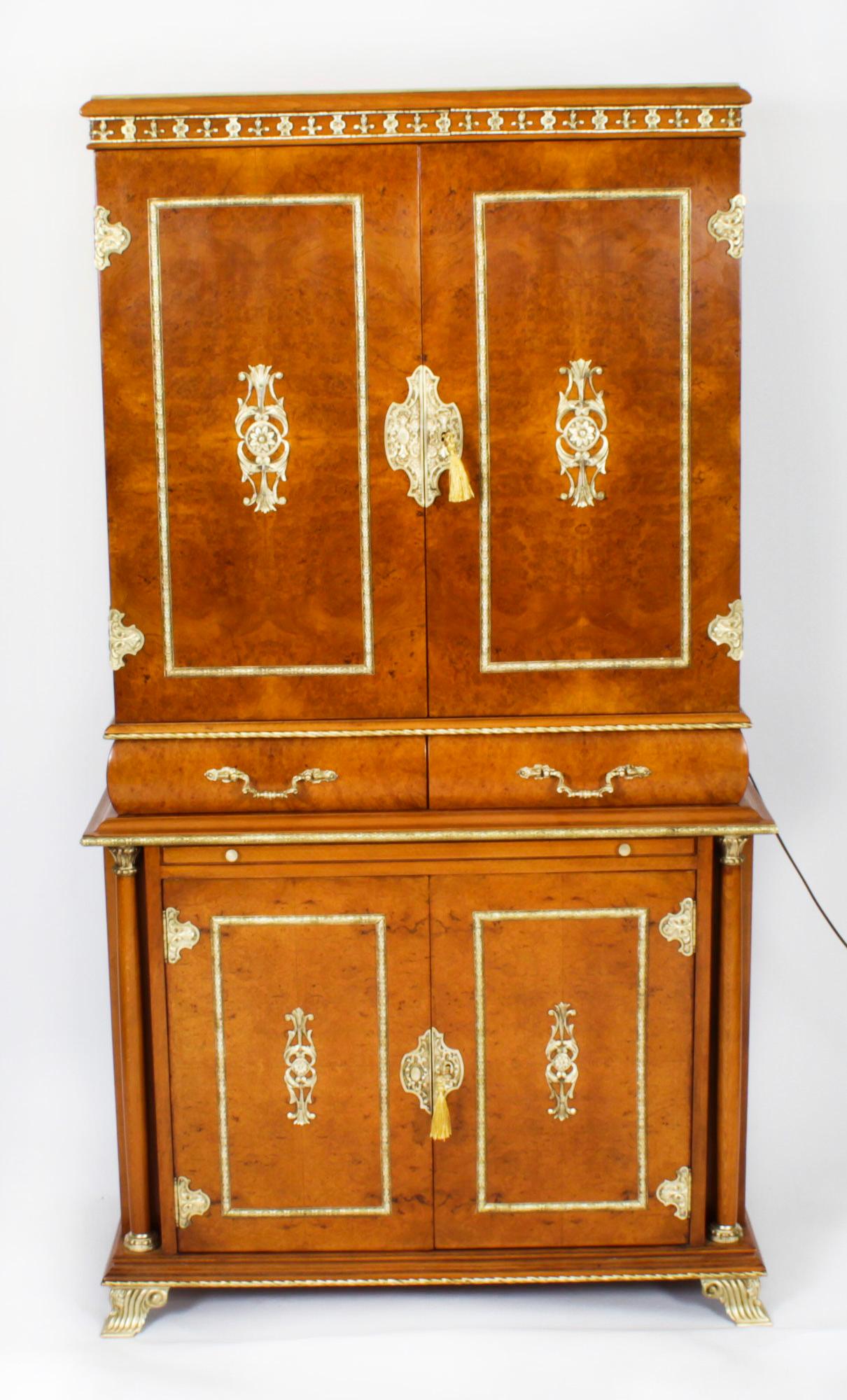 Noyer Ancienne armoire à cocktail en ronce de noyer montée sur bronze Début du 20ème siècle en vente